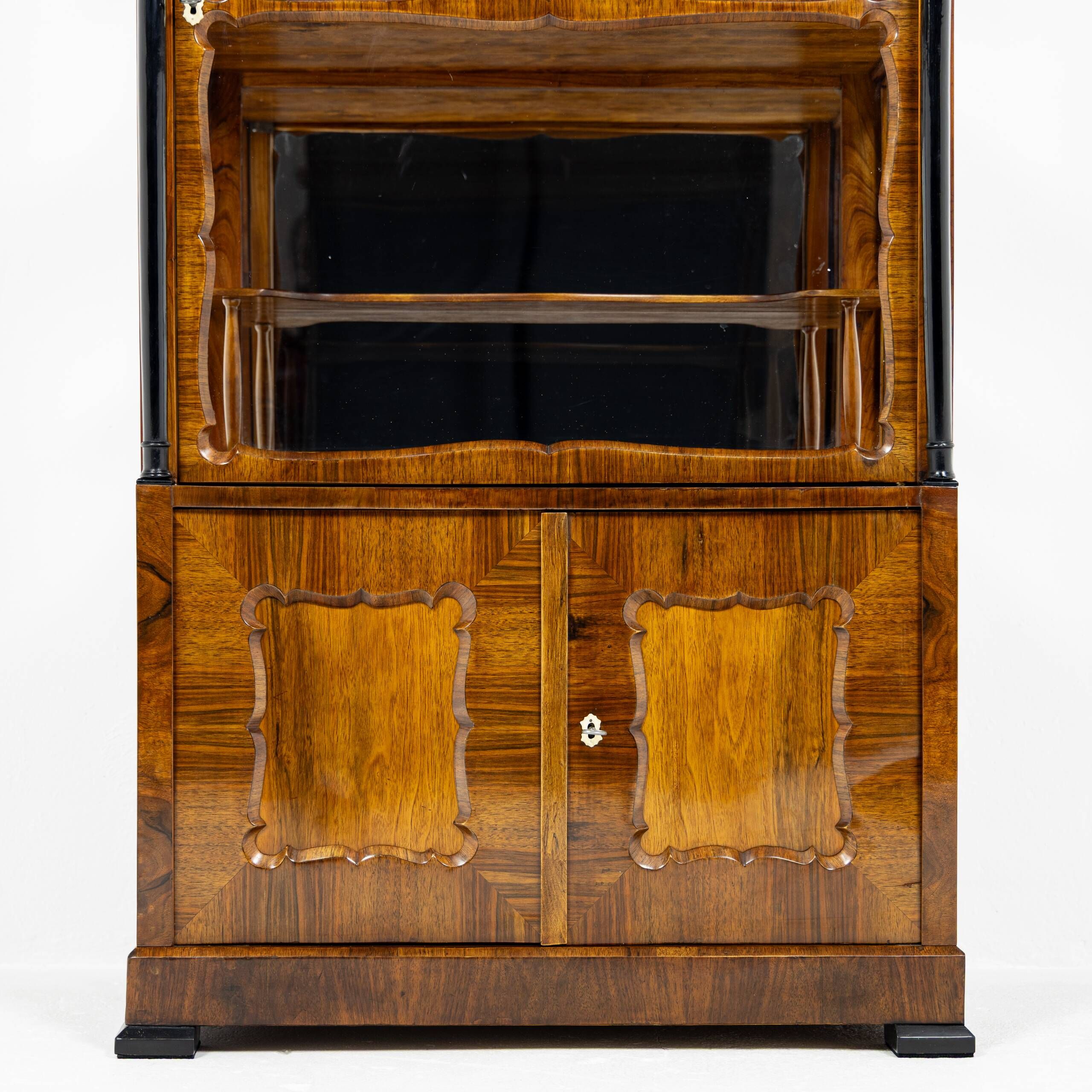Small Biedermeier / Louis-Philippe display cabinet in walnut and birch 1840-1860