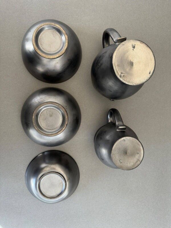 Deux pichets et trois bols céramiques Elchinger fond noir et jaune 1960