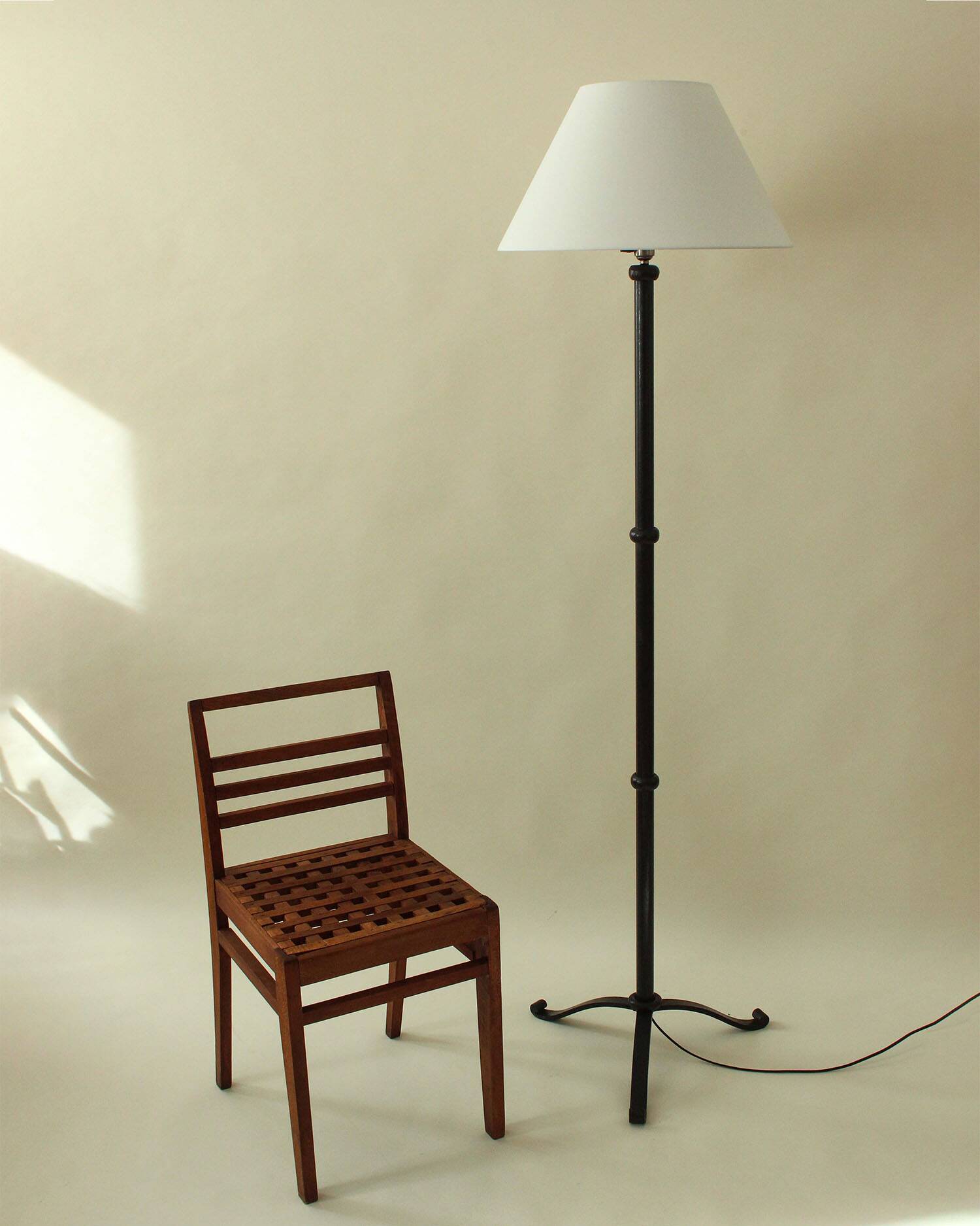 Neoclassical floor lamp in wrought iron