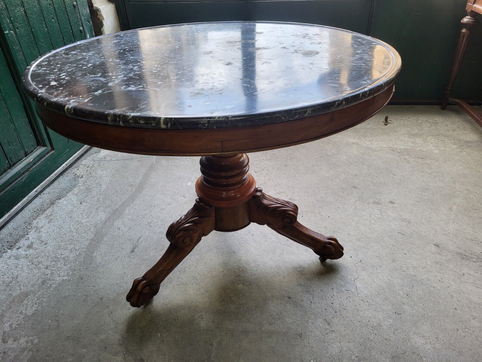 Round pedestal table with marble top and mahogany tripod from the 19th century