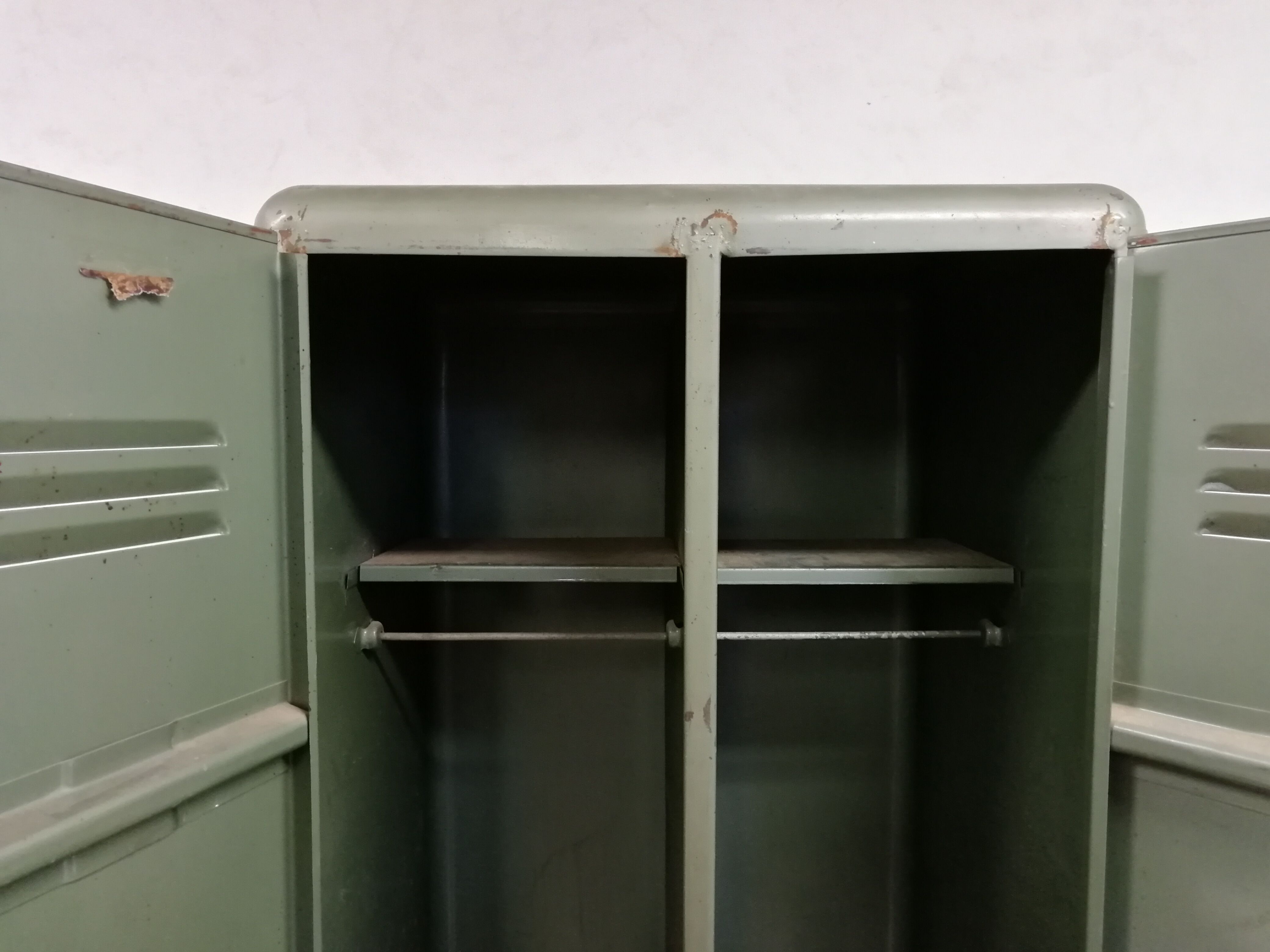 Industrial metal cloakroom