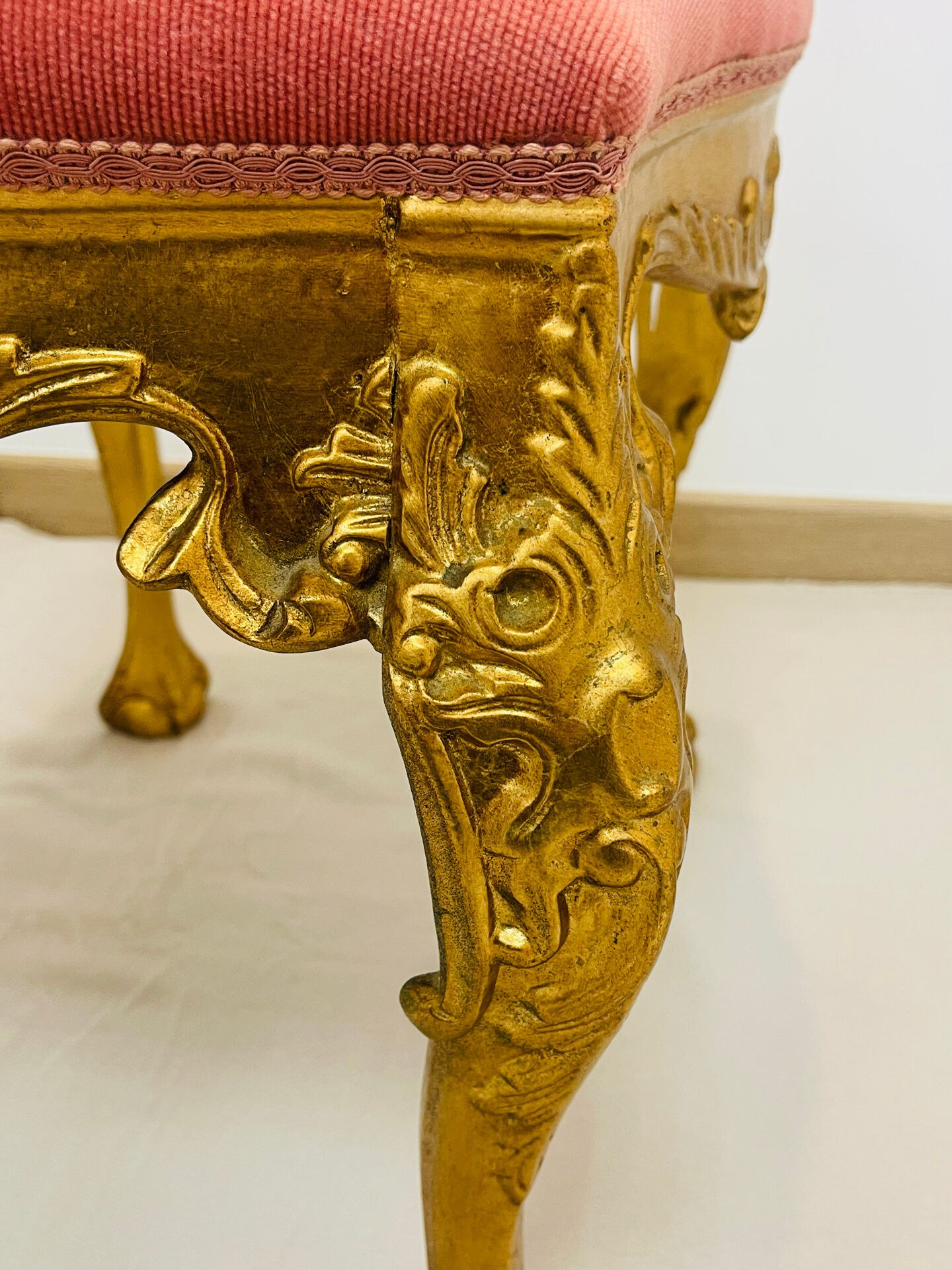 Louis XV Rococo style stool in gilded wood – pink seat – 20th century