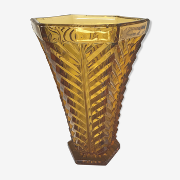 Vase ambré en verre moulé