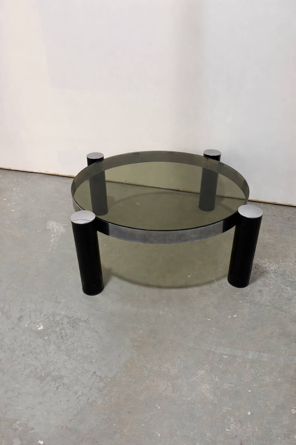 Table basse ronde design italien en chrome et verre fumé vintage