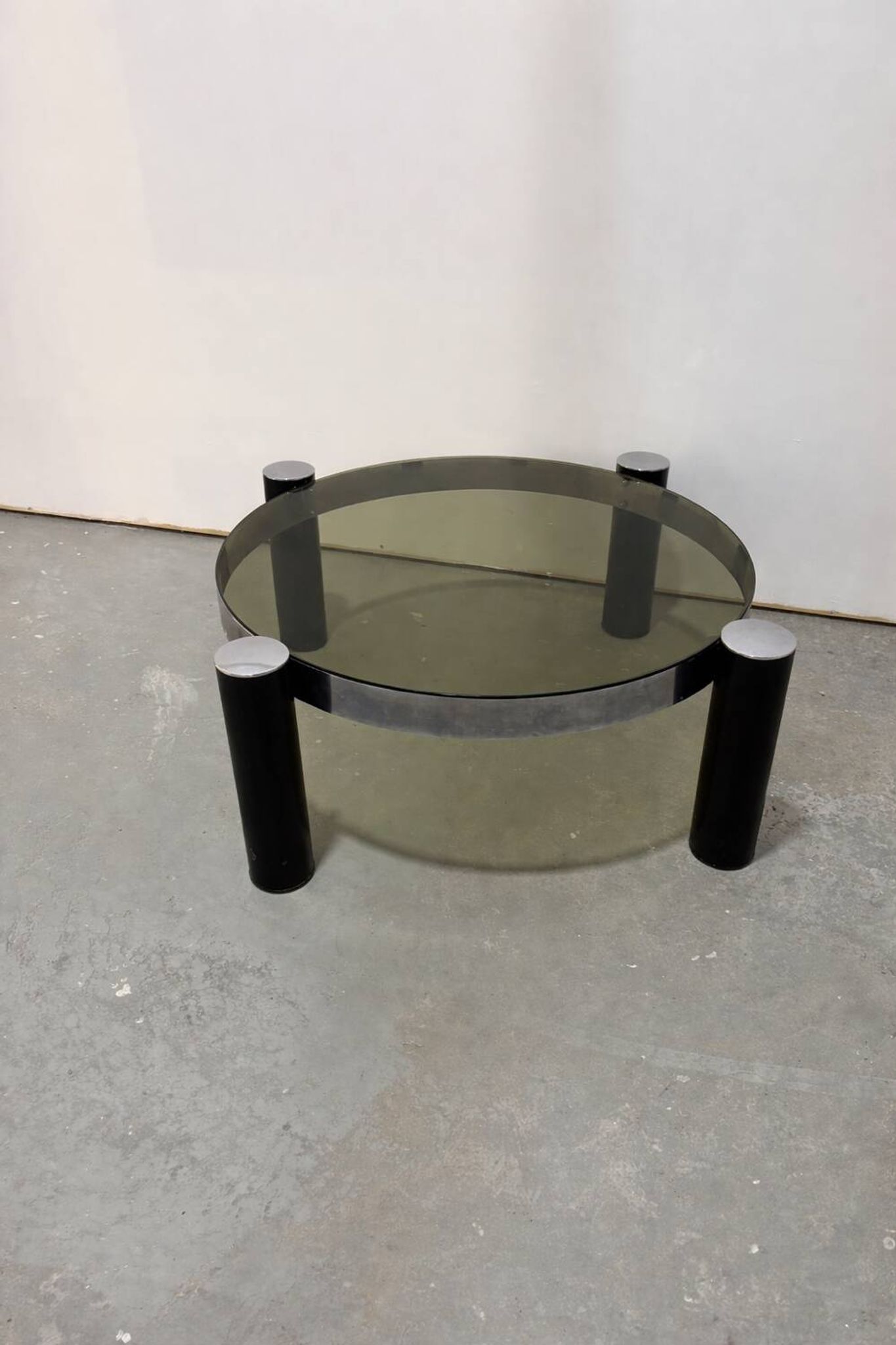 Vintage Italian design round coffee table in chrome and smoked glass.