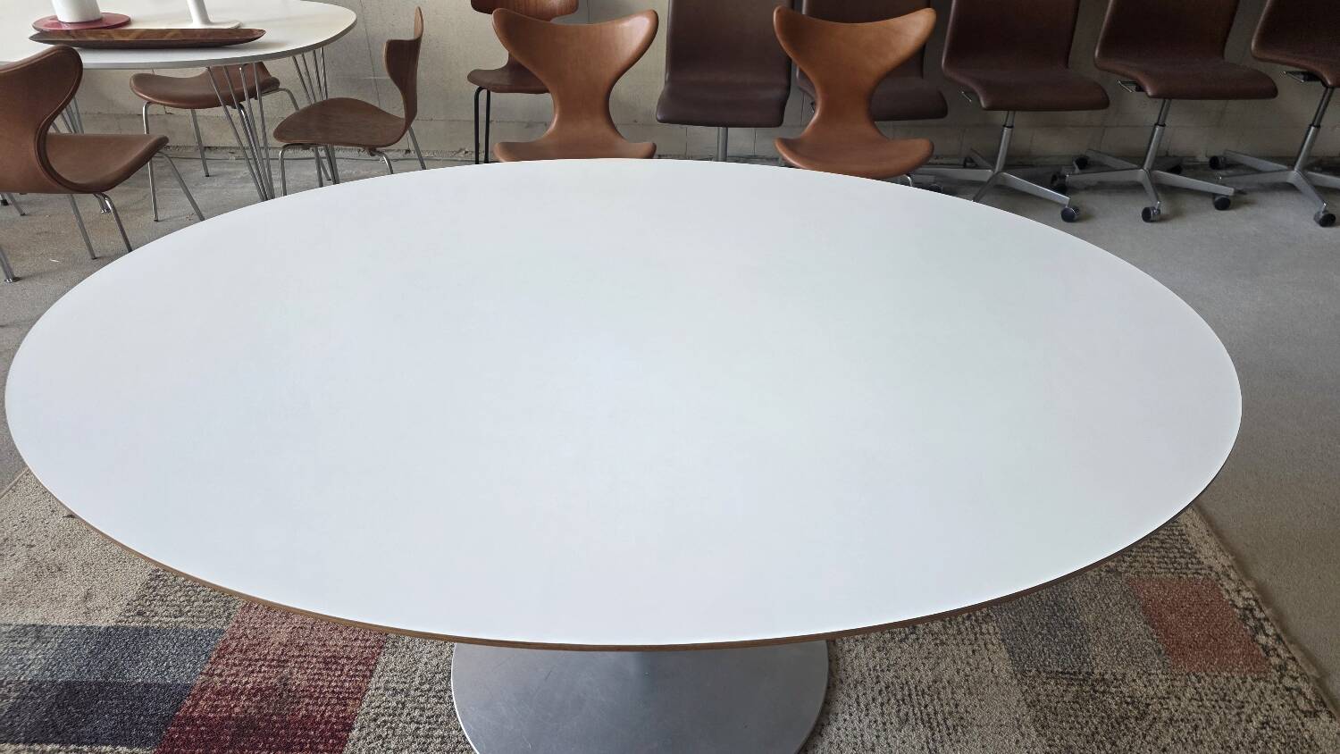 Table à manger ovale Pierre Paulin Artifort