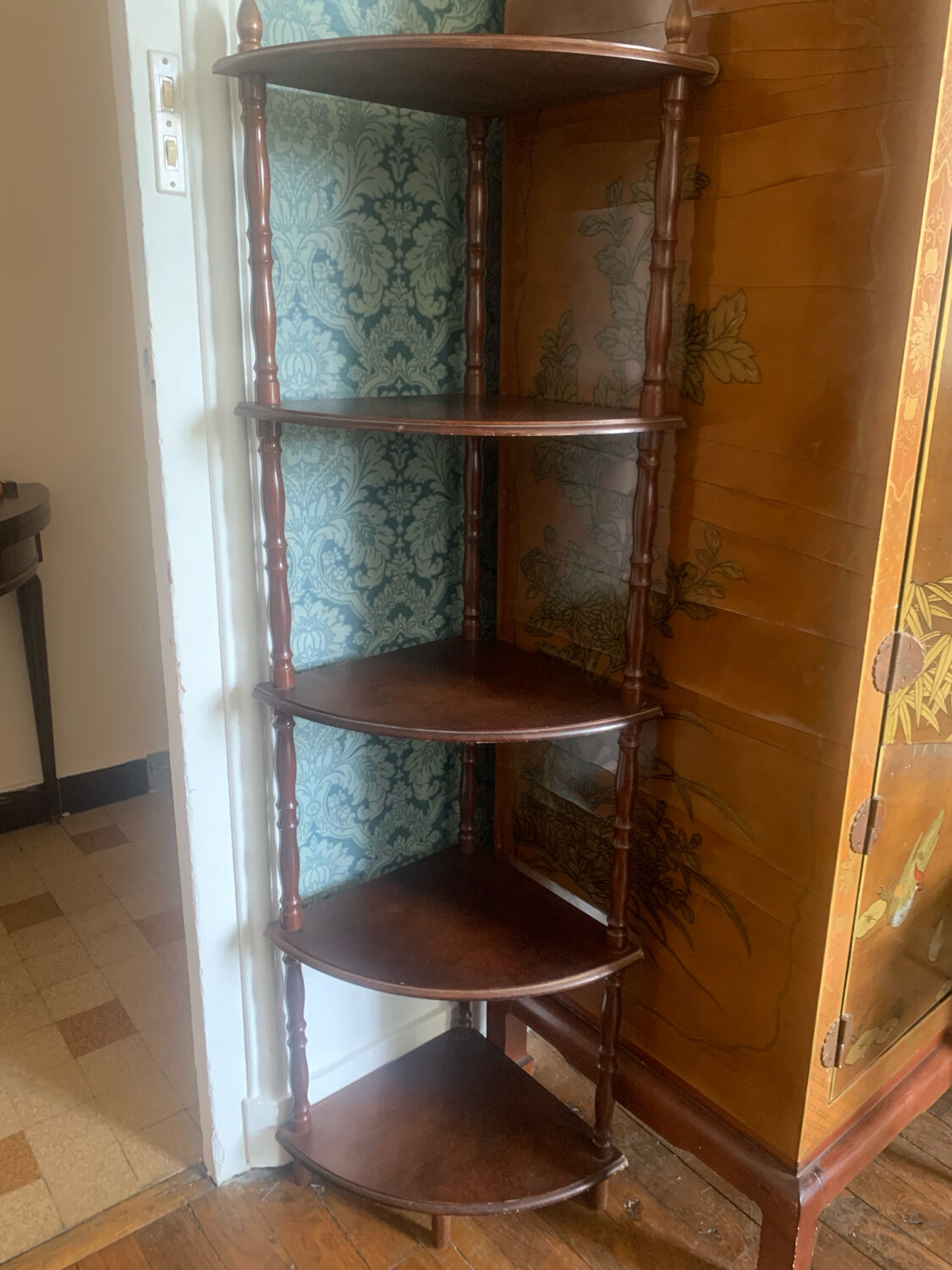 Corner shelf
