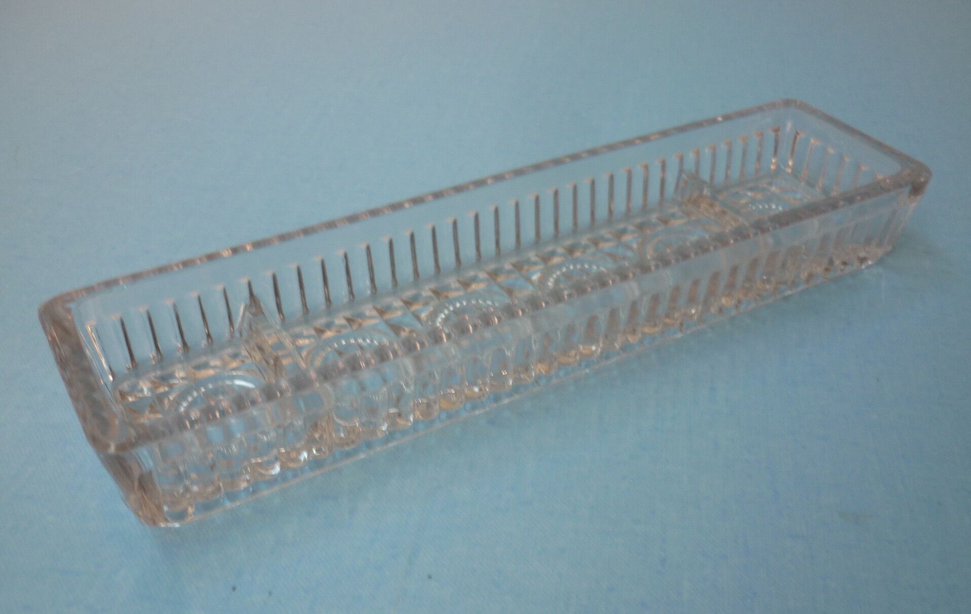 Plumier en verre moulé dentelé