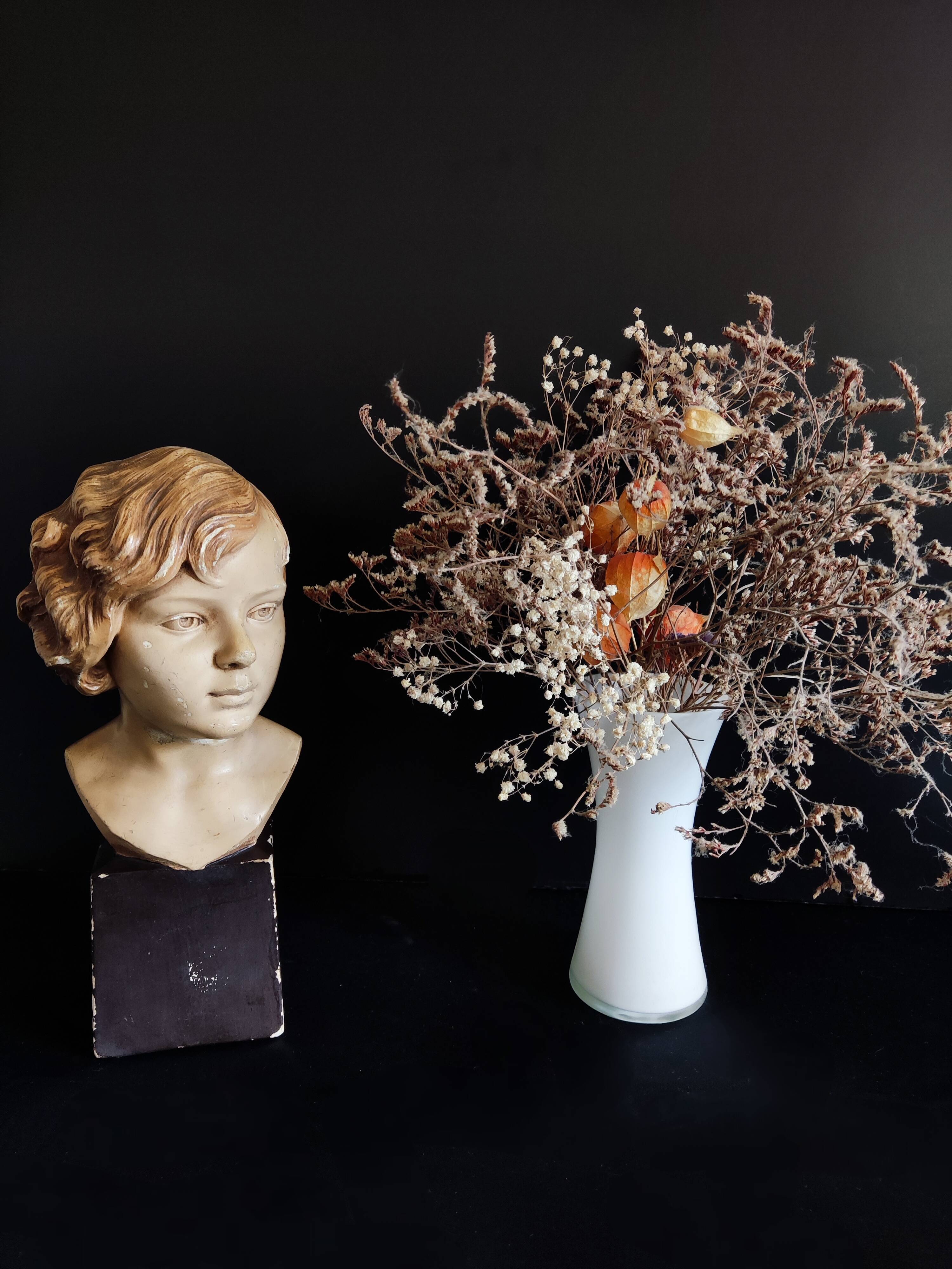 Bust young girl art deco