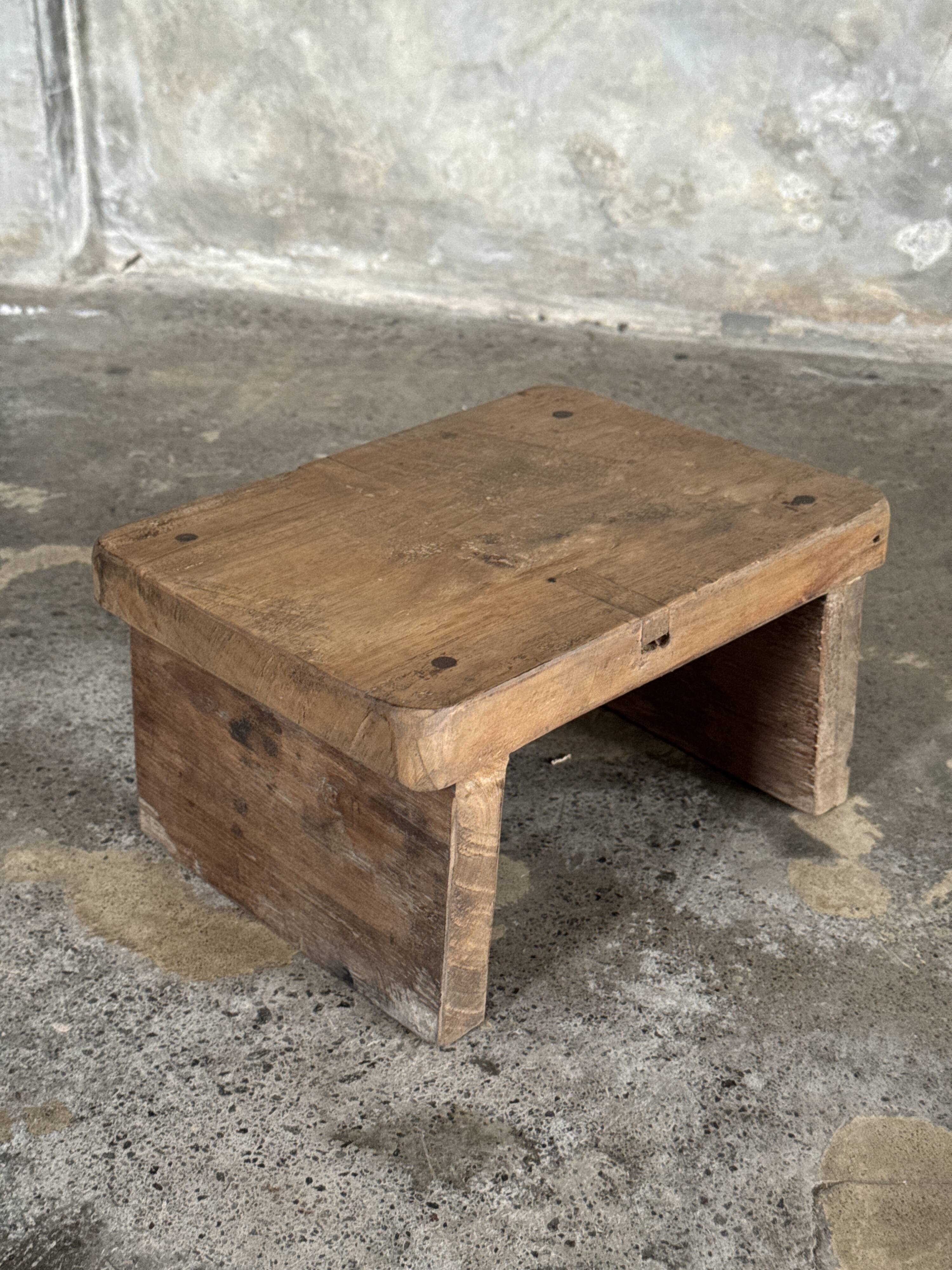 Small auxiliary stool in light upcycled teak (3276)
