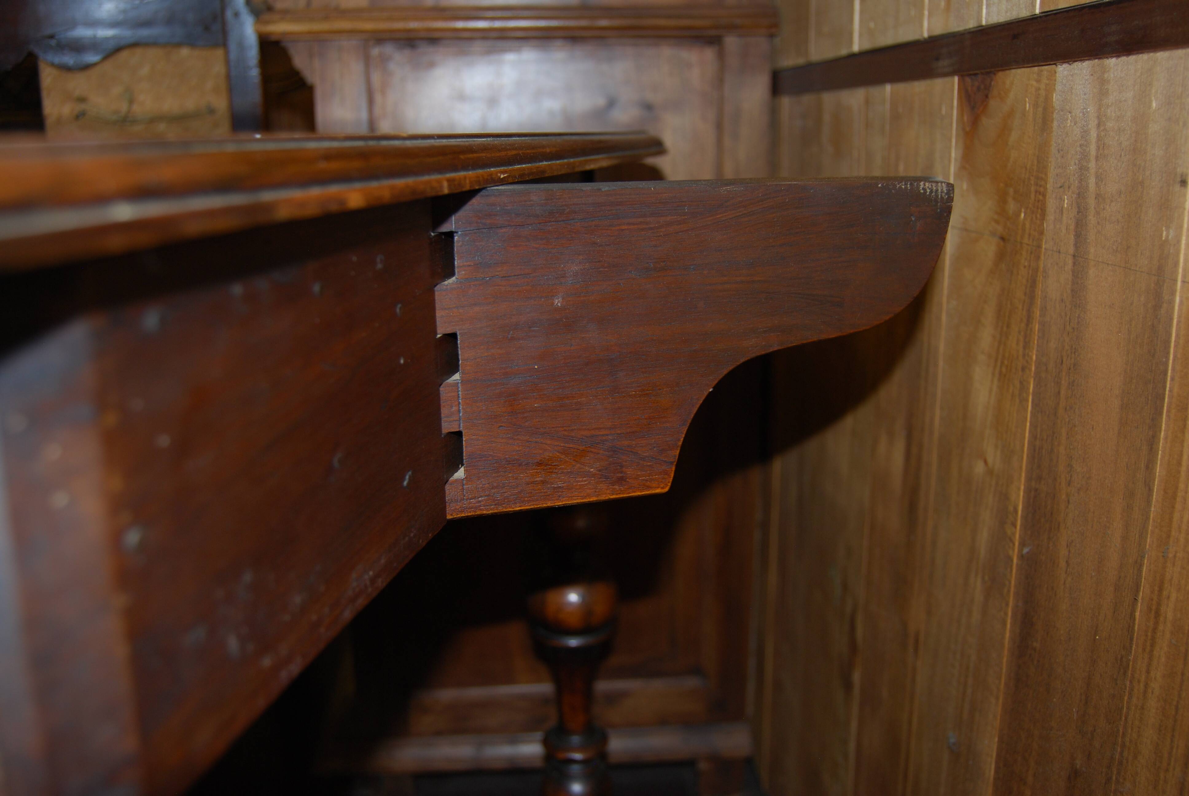 Table à écrire Louis XIII en noyer, pieds tournés en balustre entretoise en x.