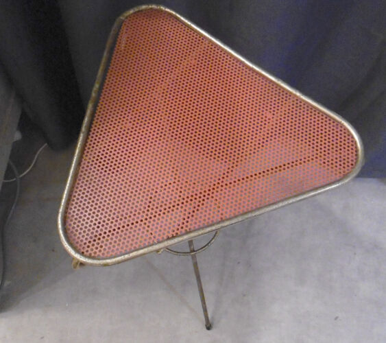 Table tripode  triangulaire années 50 plateau perforé rouge