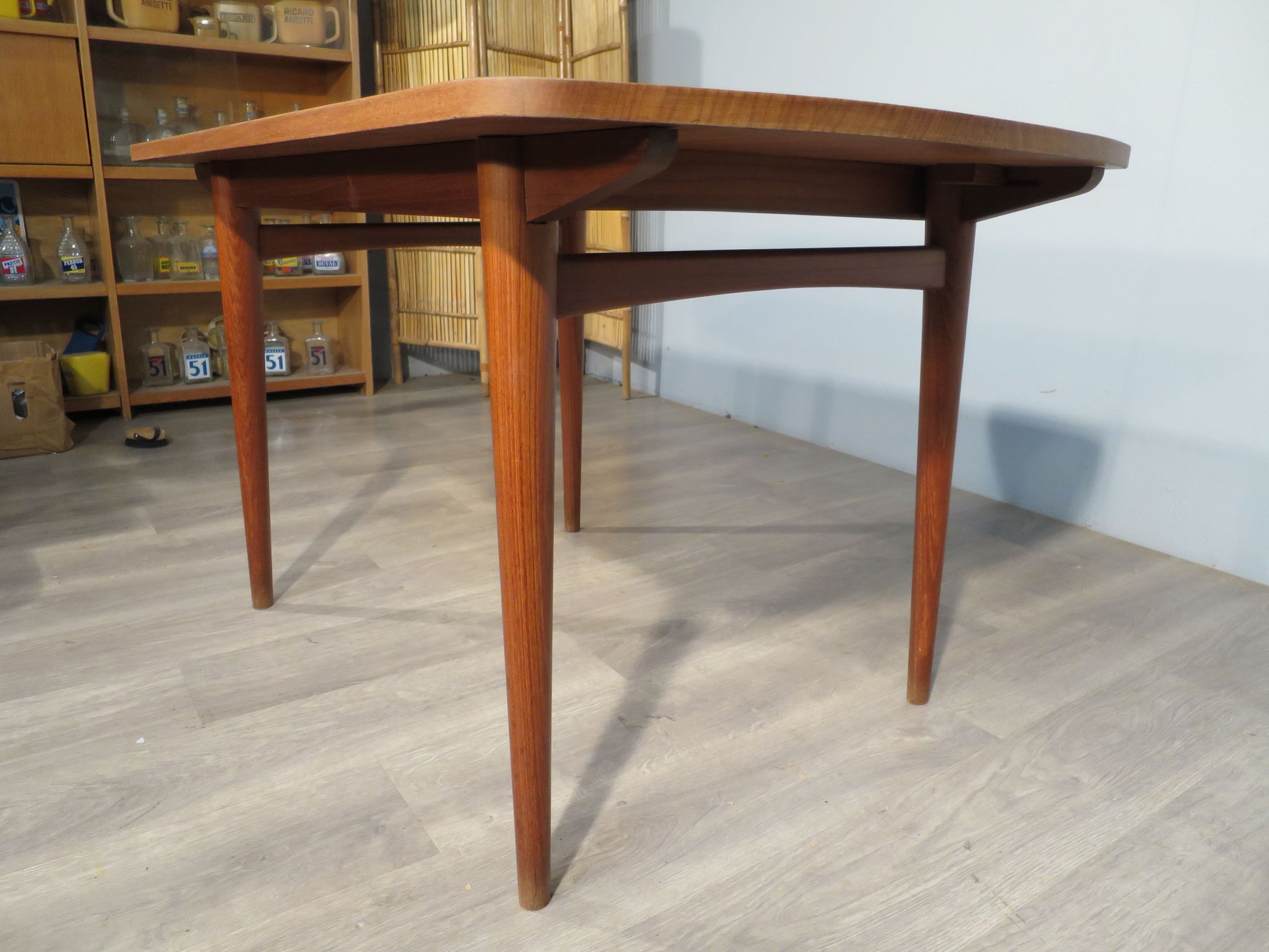 Table scandinave en teck massif des années 60