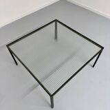 Ancienne table basse en métal et verre quadrillé design des années 50