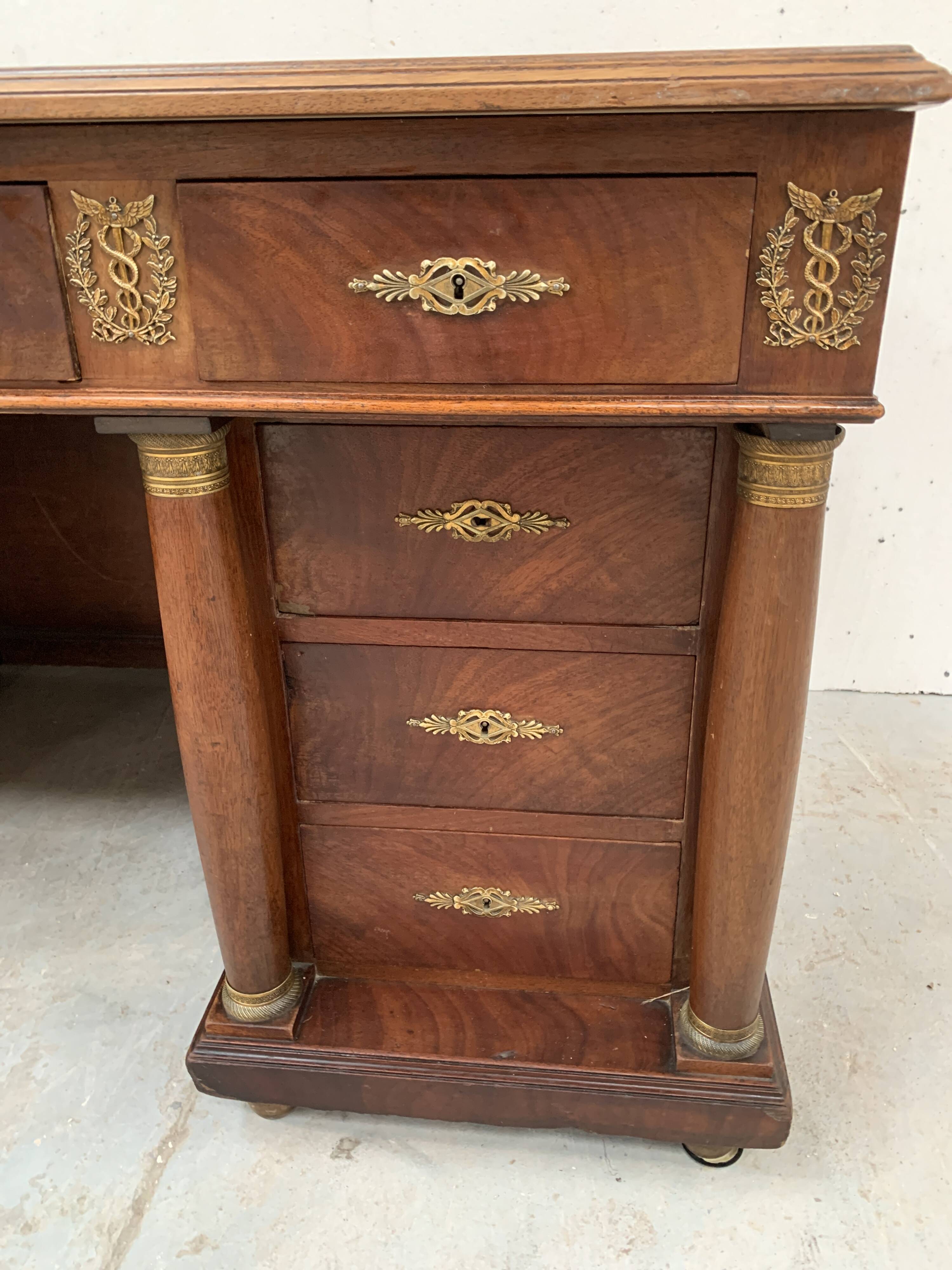 Bureau a caissons de style Empire en acajou et placage XX siècle