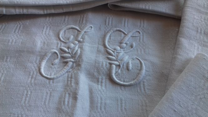 Lot d'un service de table comprenant une nappe et 6 serviettes