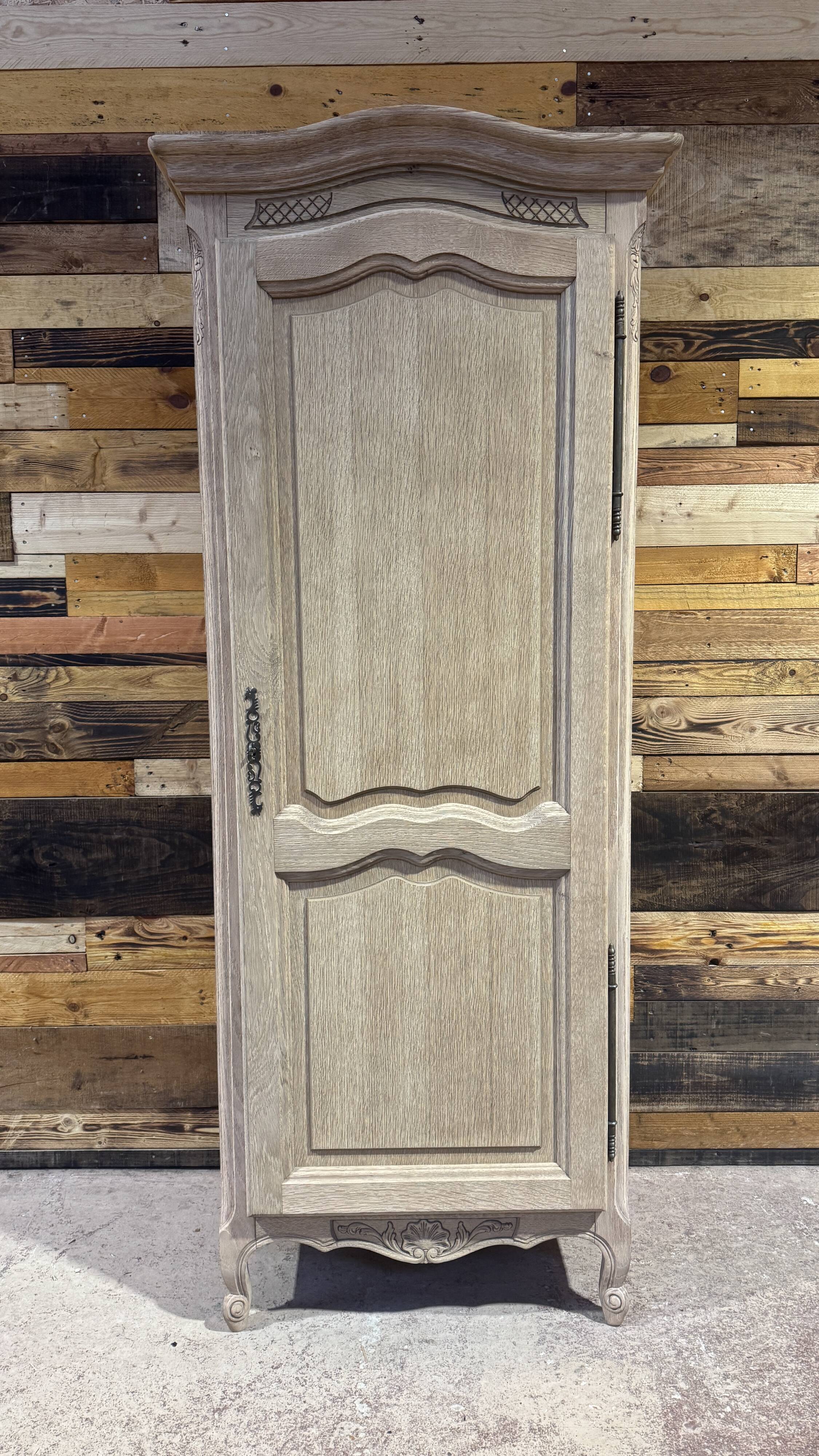 Sandblasted oak bonnetière - 1960s/70s