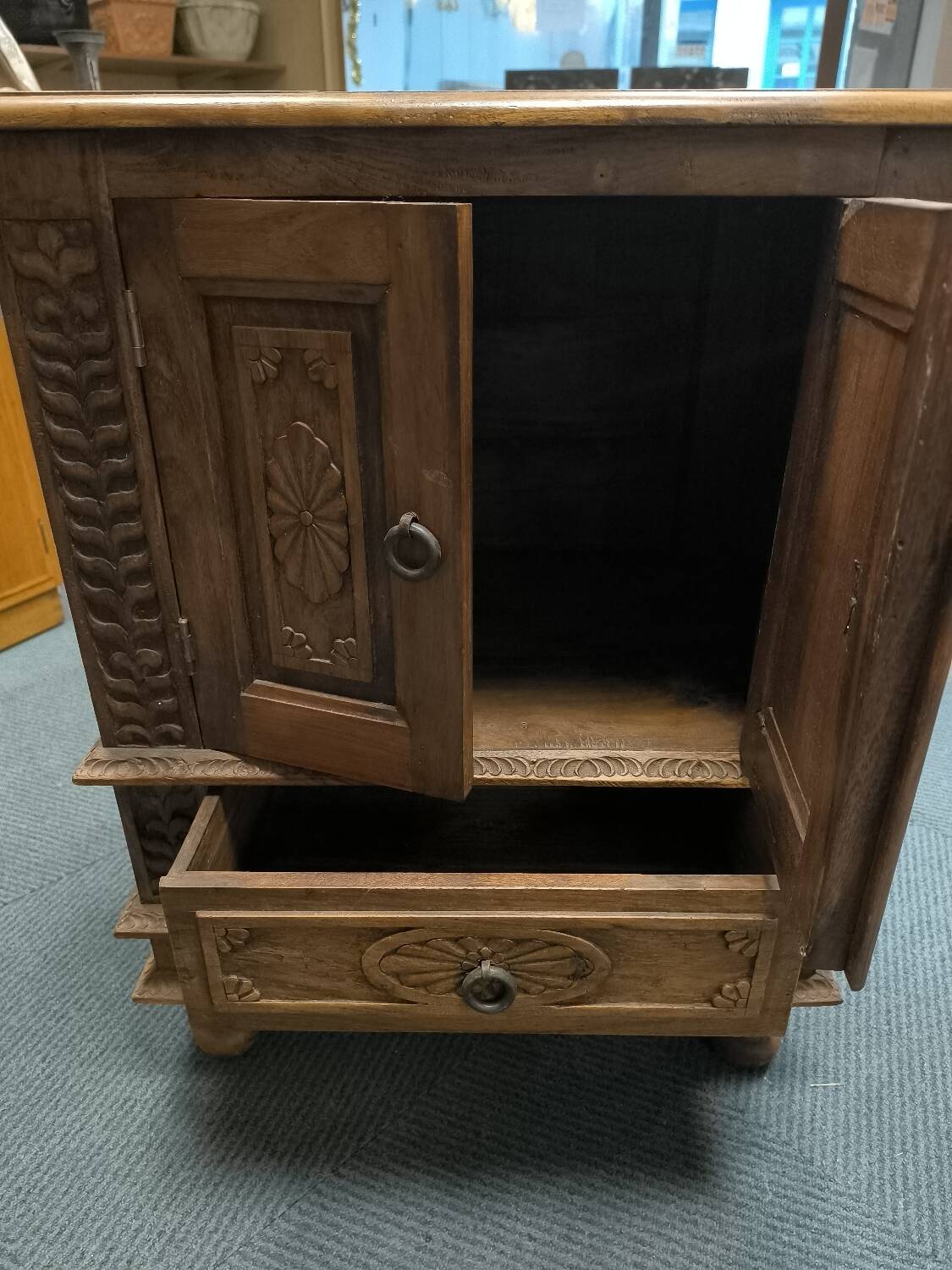 Meuble en bois sculpté
