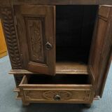 Meuble en bois sculpté