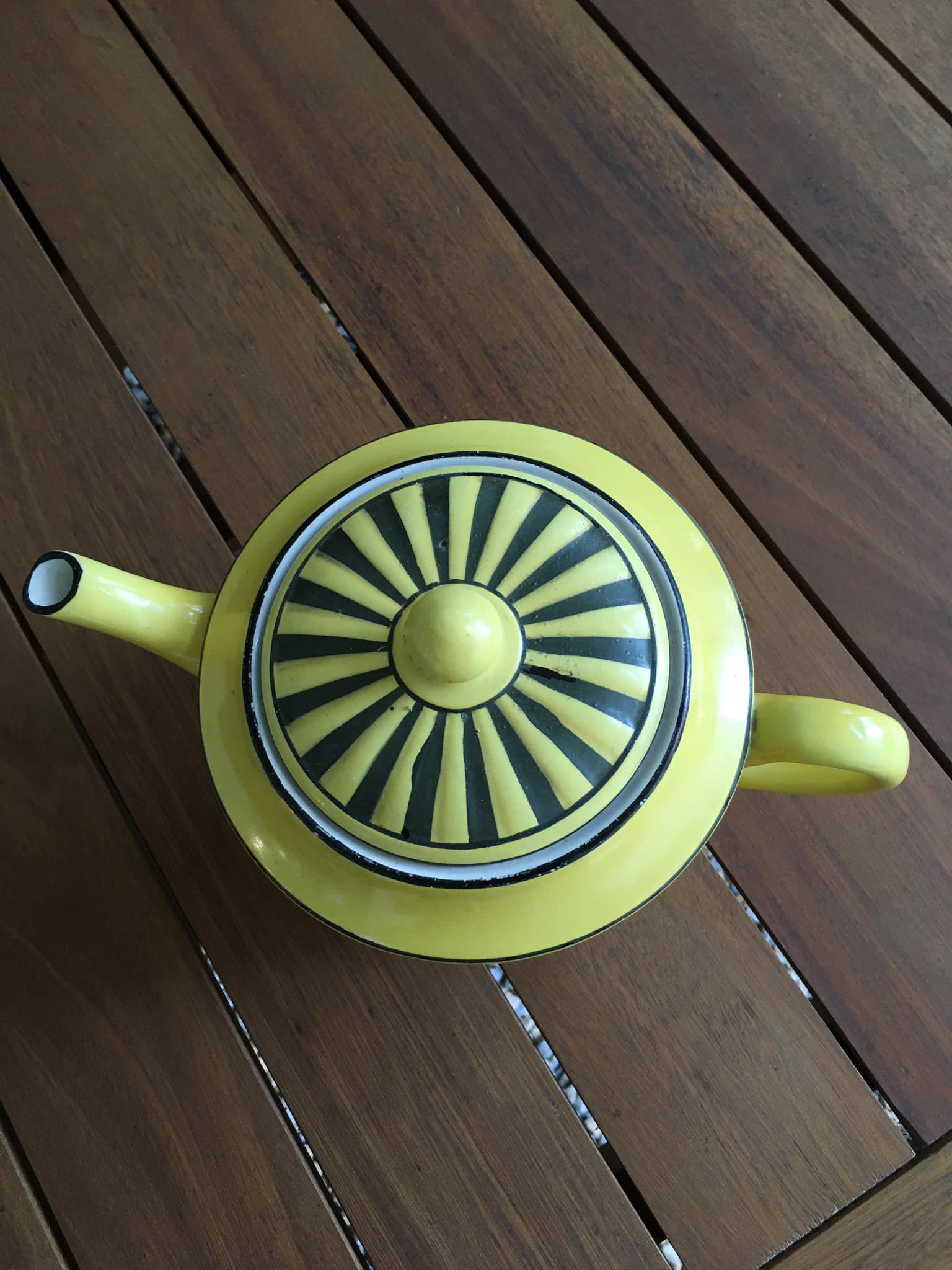 Teapot in yellow and black porcelain stamped Sarreguemines