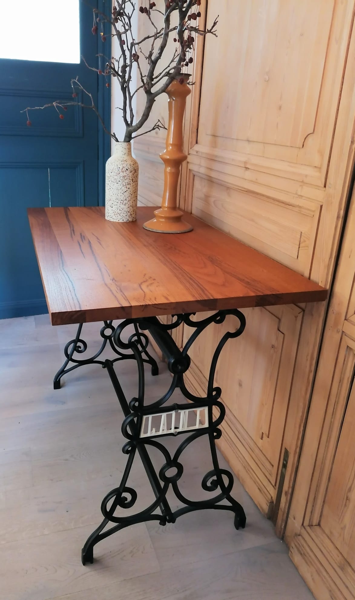Table foot sewing machine