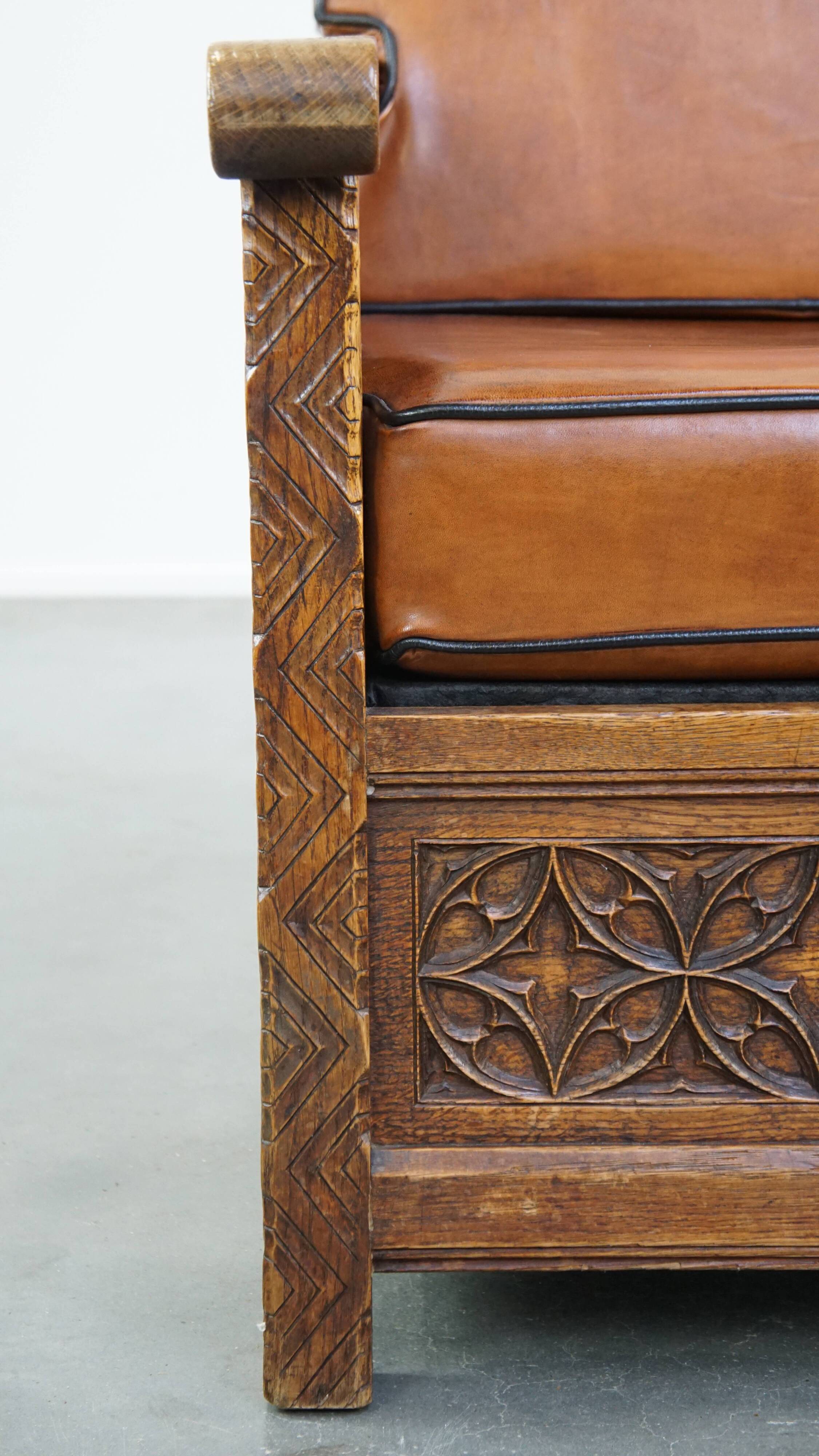 Fauteuil ancien en peau de mouton retapissée