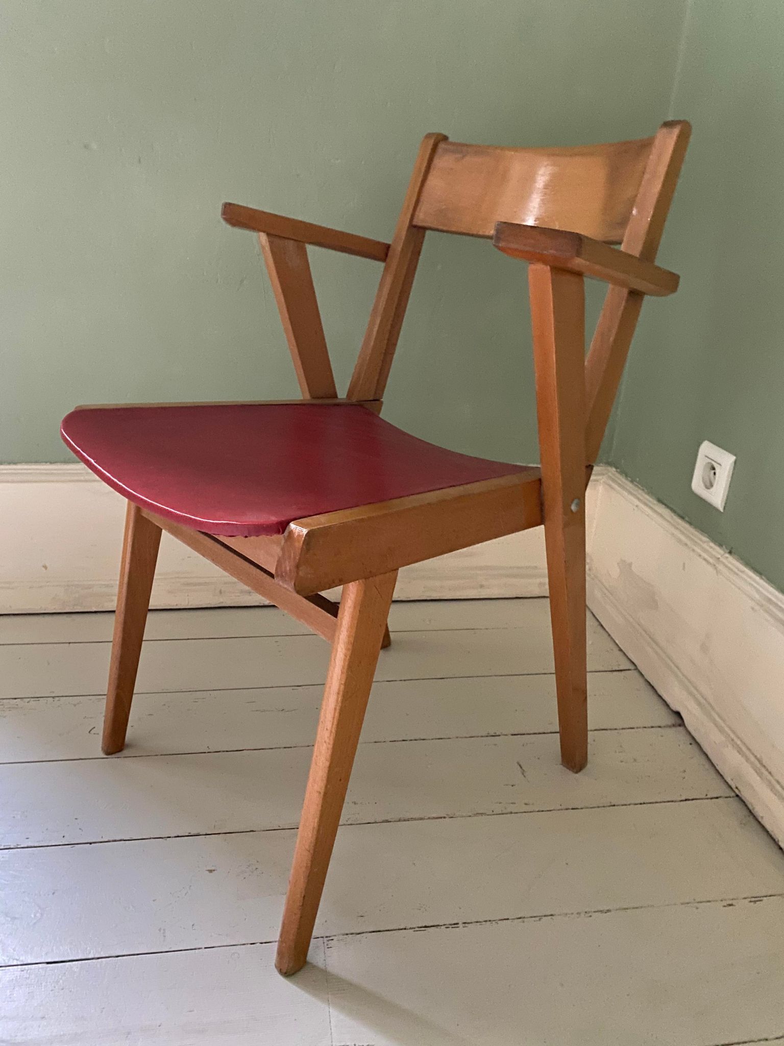 Fauteuil en bois blond et simili cuir rouge 1960