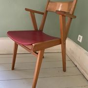 Fauteuil en bois blond et simili cuir rouge 1960