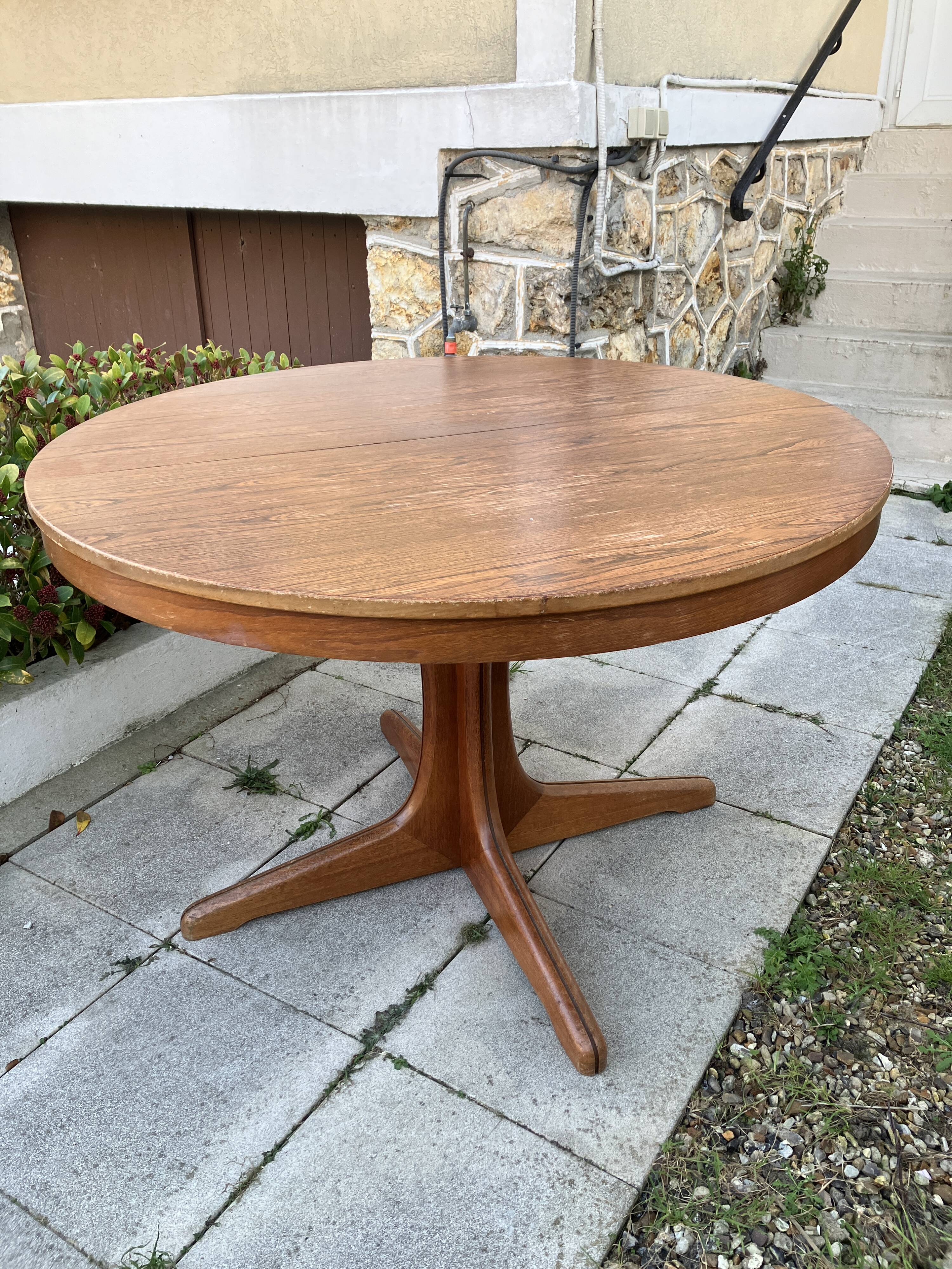 Extendable round dining table and 4 Baumann chairs.