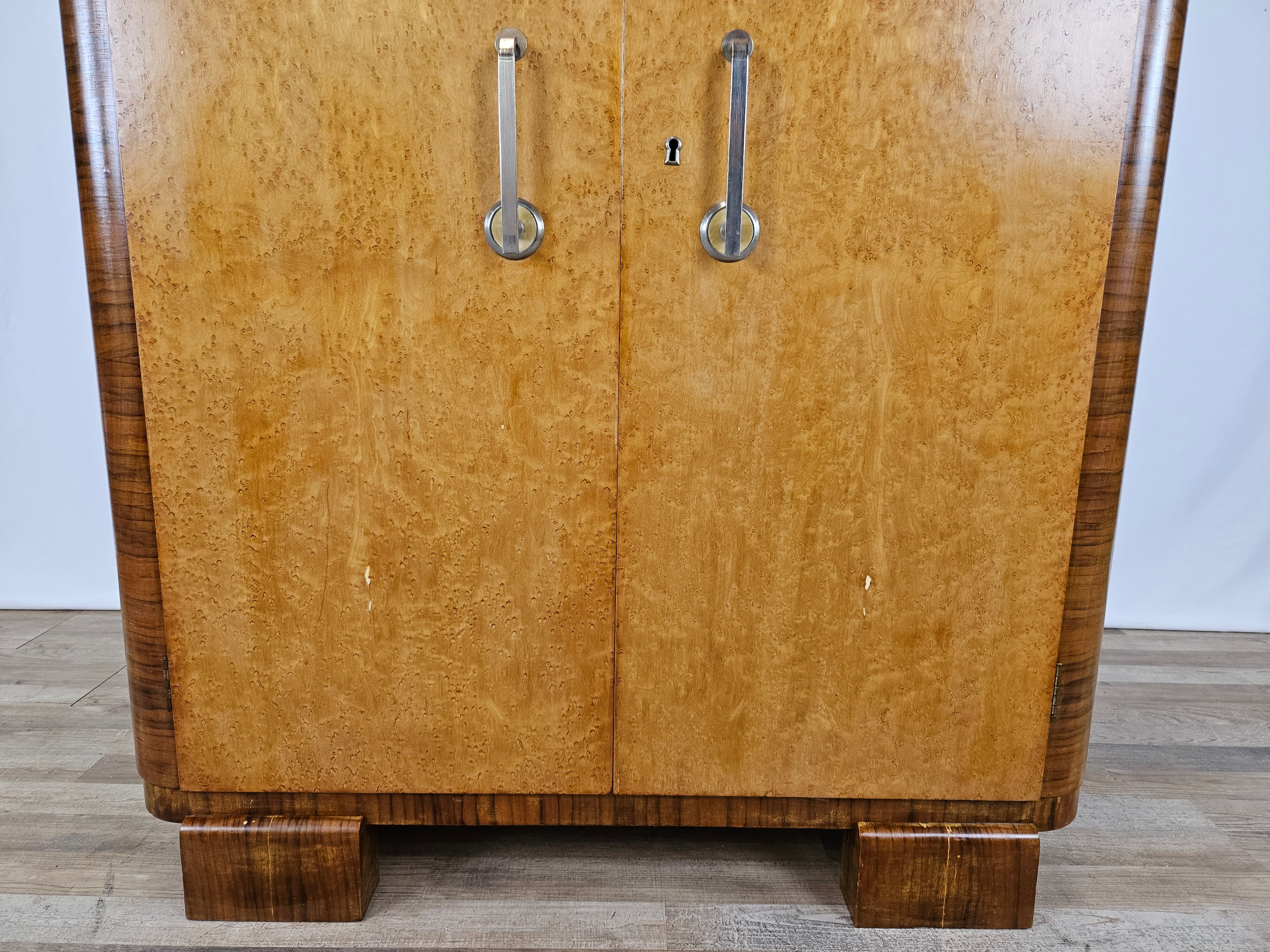 Art decò sideboard in thuja and walnut