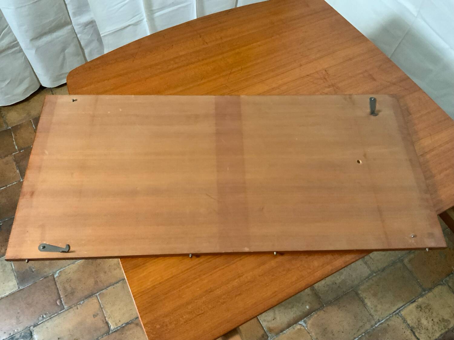 Extendable dining table