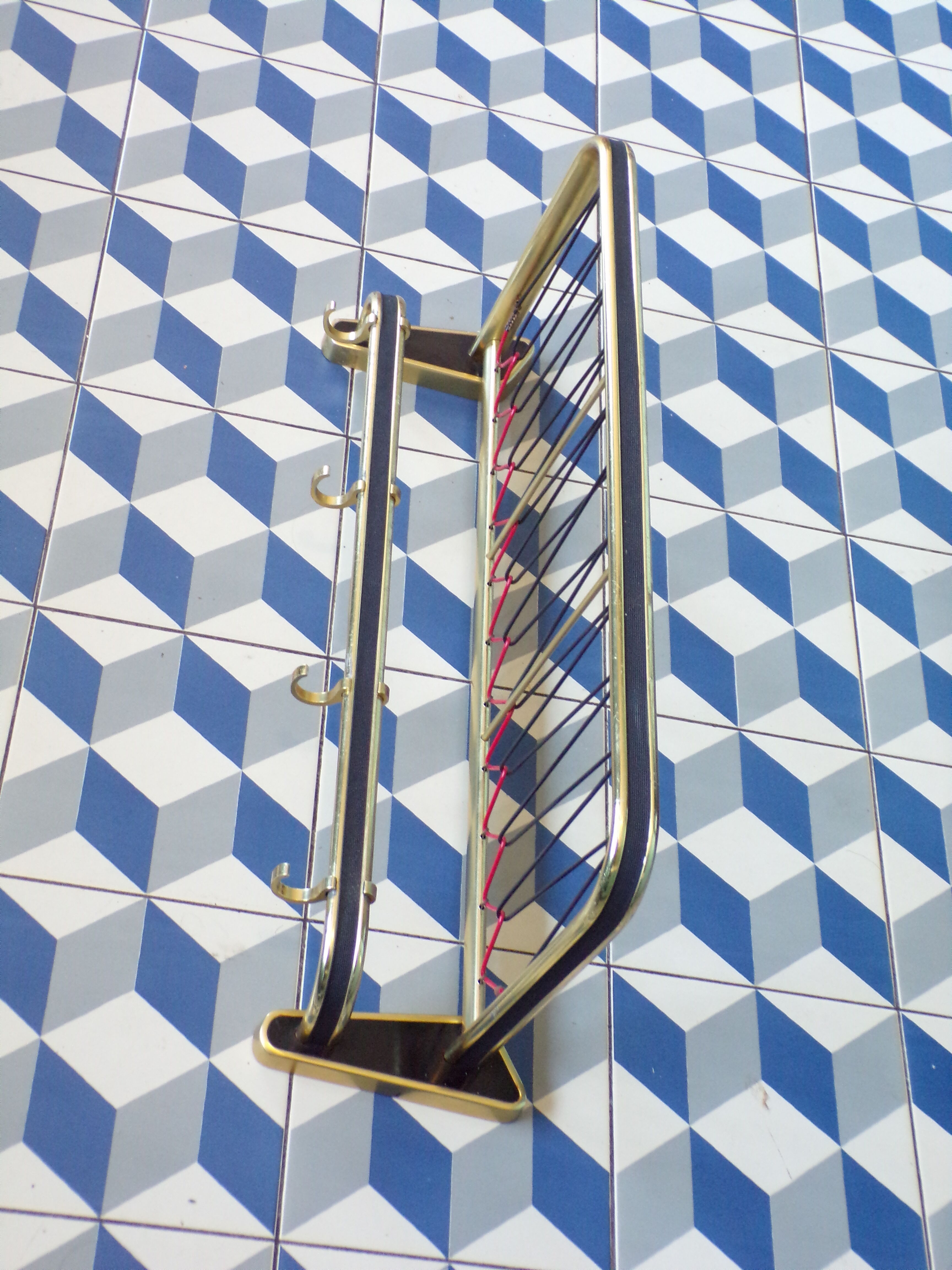 Coat rack like train rack