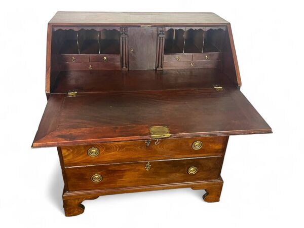 Commode, secrétaire, scriban de pente anglais en acajou, Angleterre XVIIIème