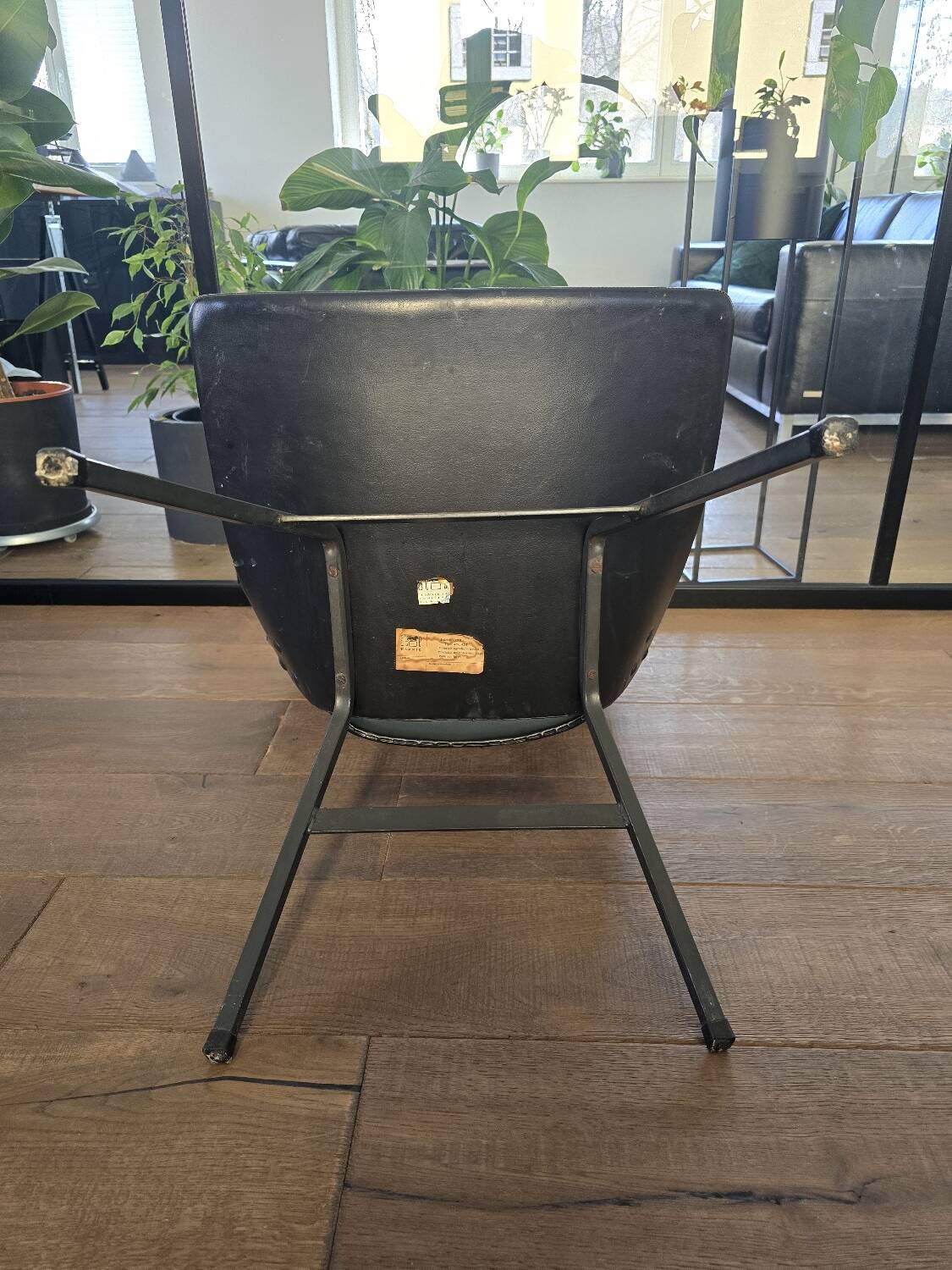 Chaise en simili cuir moderne du milieu du siècle des années 60