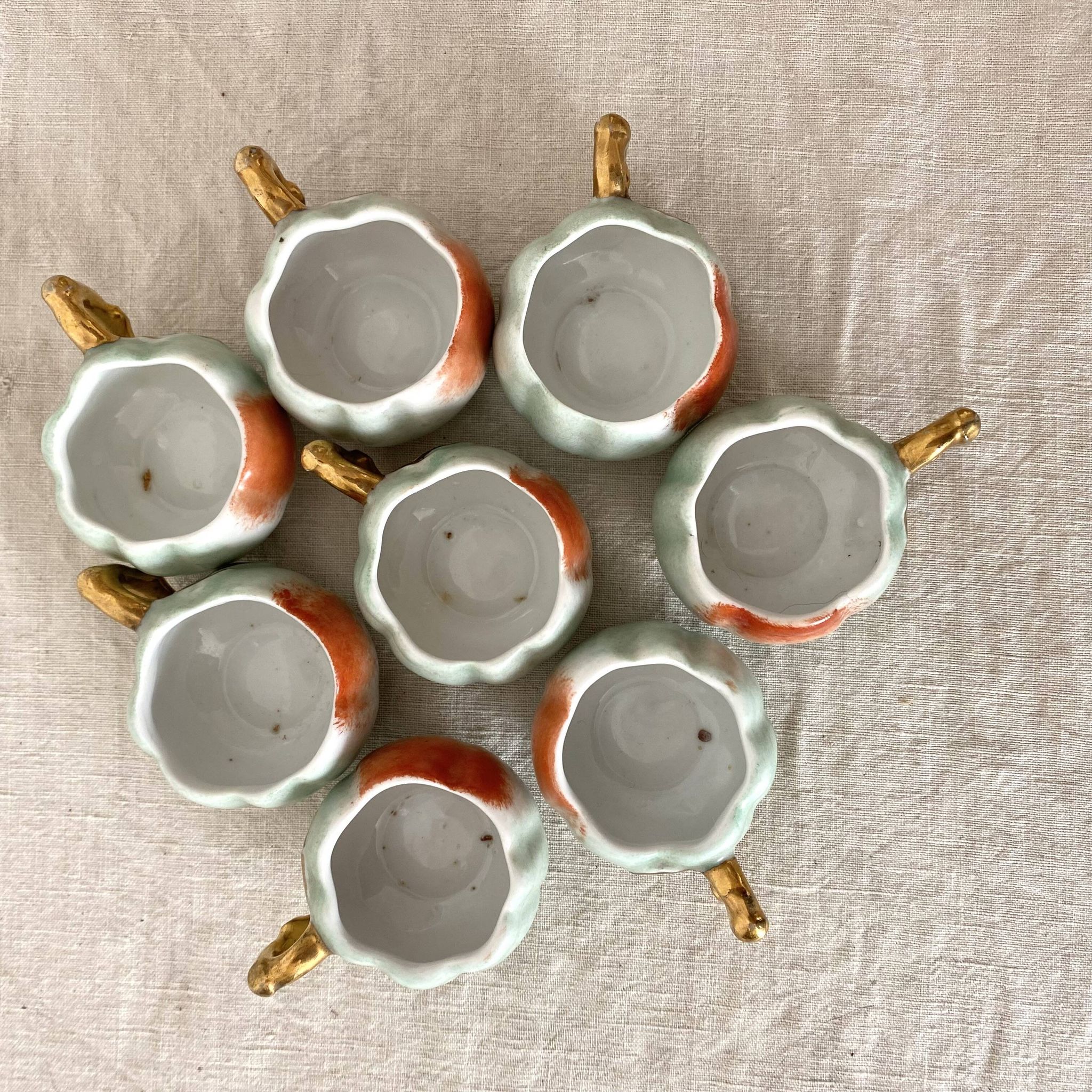 Tasses à liqueur calvados en barbotine, années 40