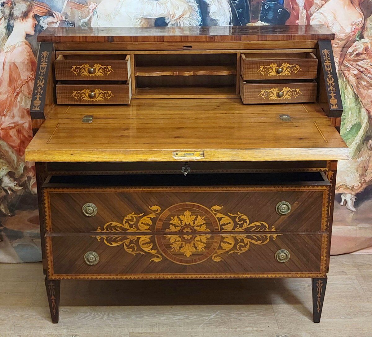 Commode secrétaire scriban style Louis XV à abattant, en bois précieux