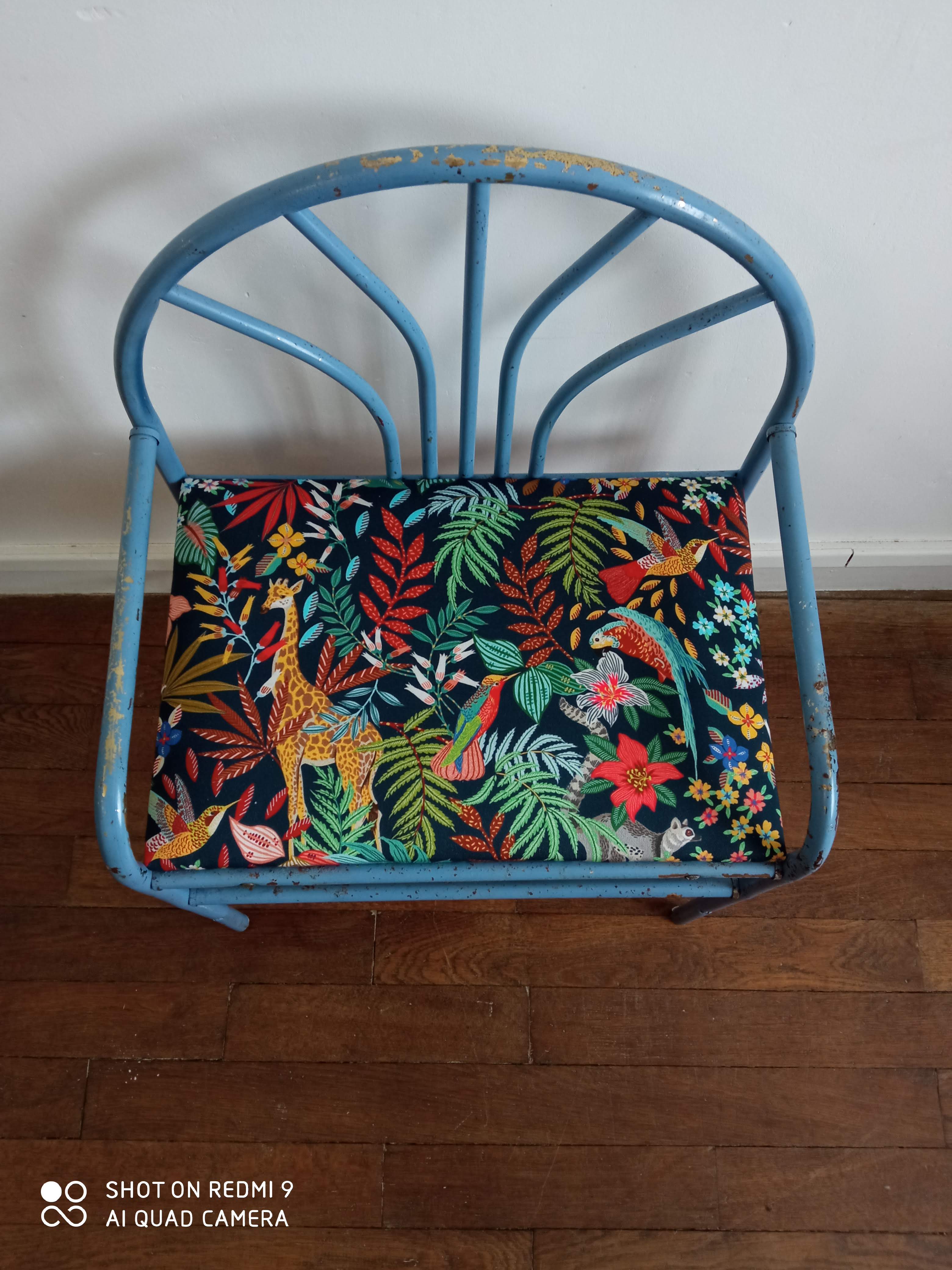 Skated metal child chair/bench