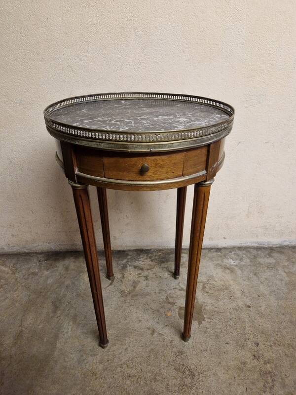 Table bouillotte de style Louis XVI en acajou et dessus marbre gris