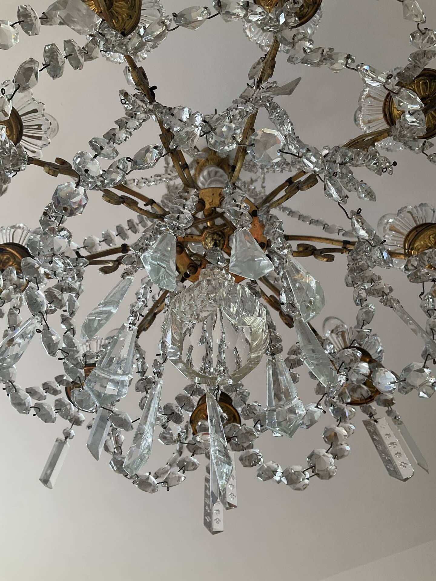 Grand chandelier in Louis XV style with crystal pendants.