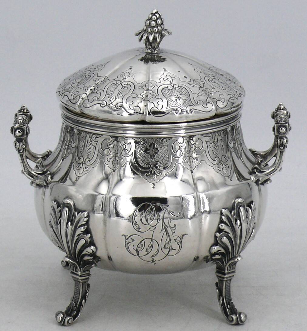 Edmond Tétard, beau sucrier en argent massif Minerve de style Régence.