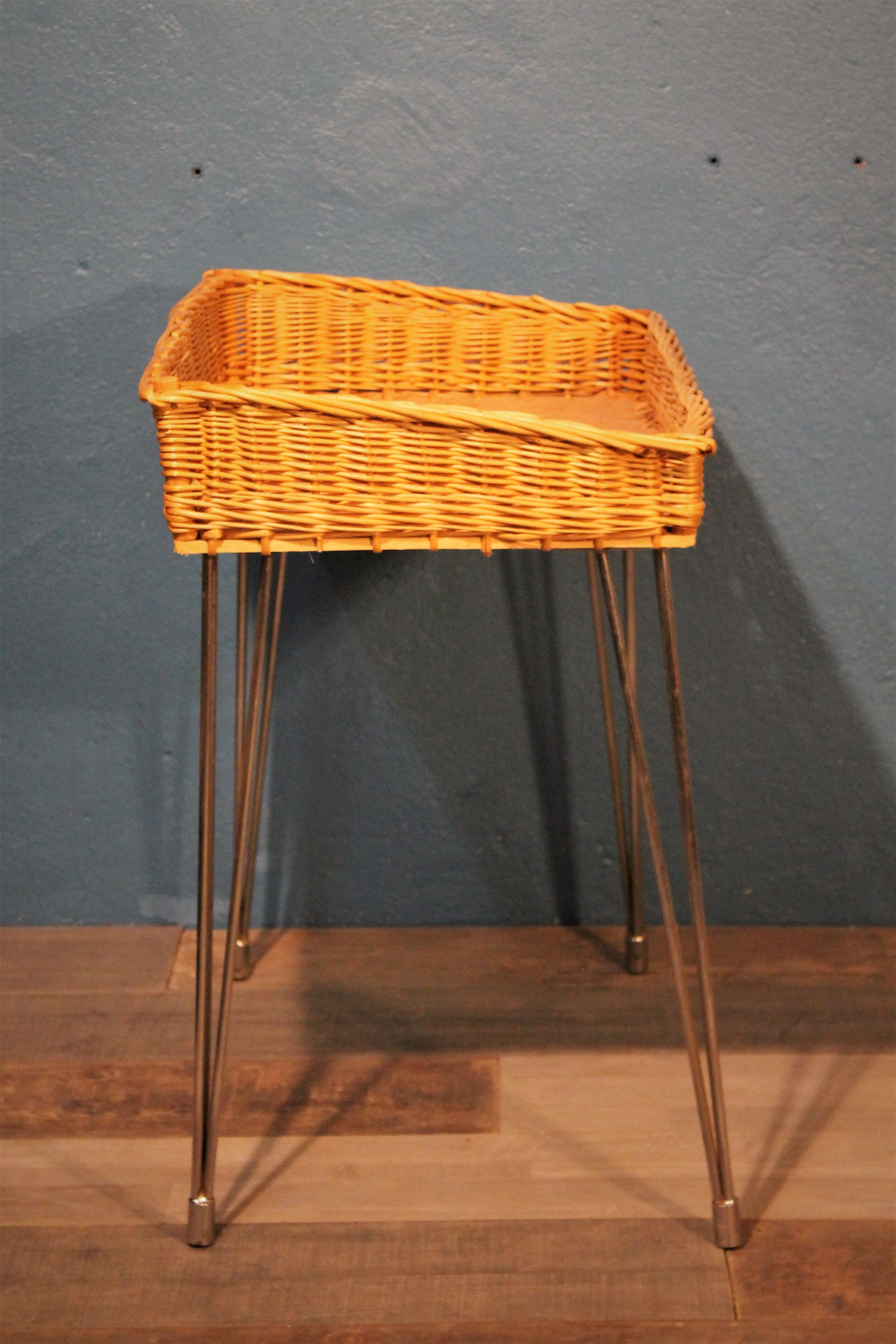 Basket on foot vintage 1970