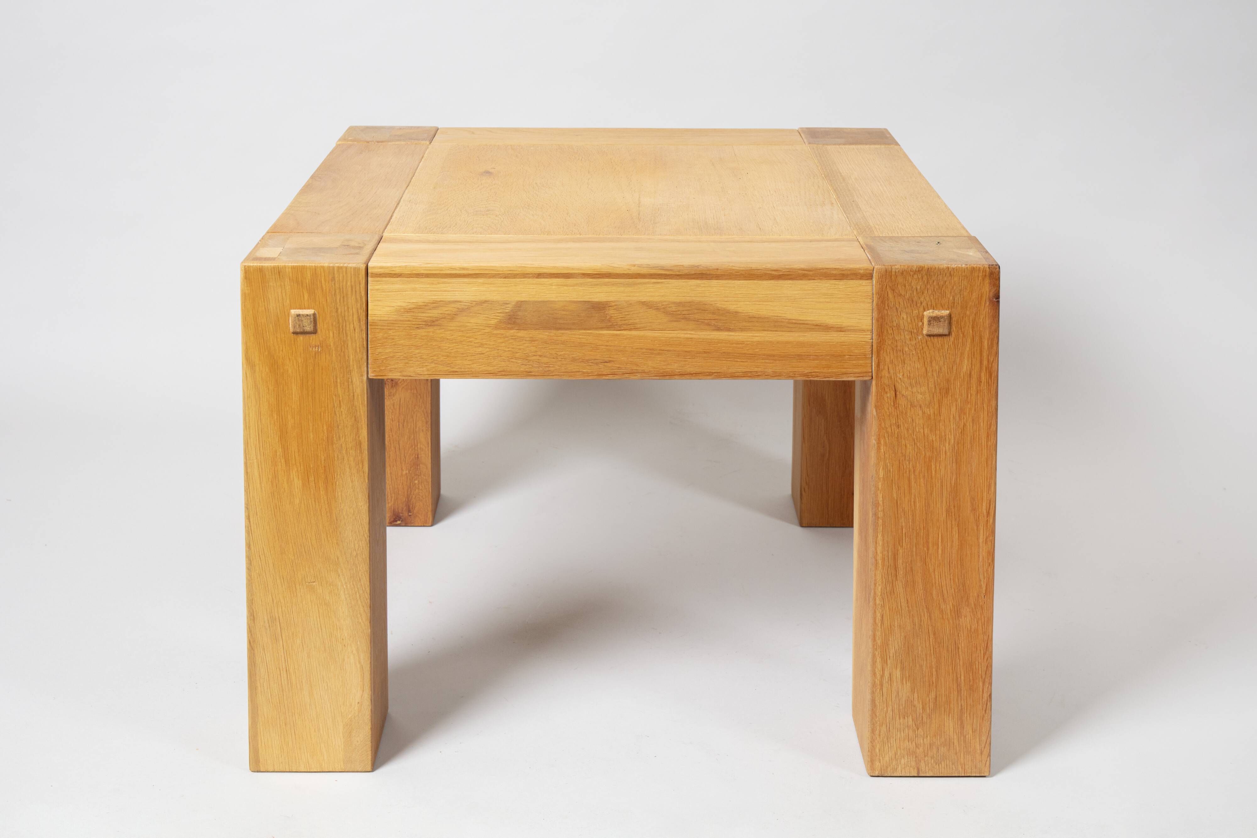 Table se salon brutaliste en bois massif