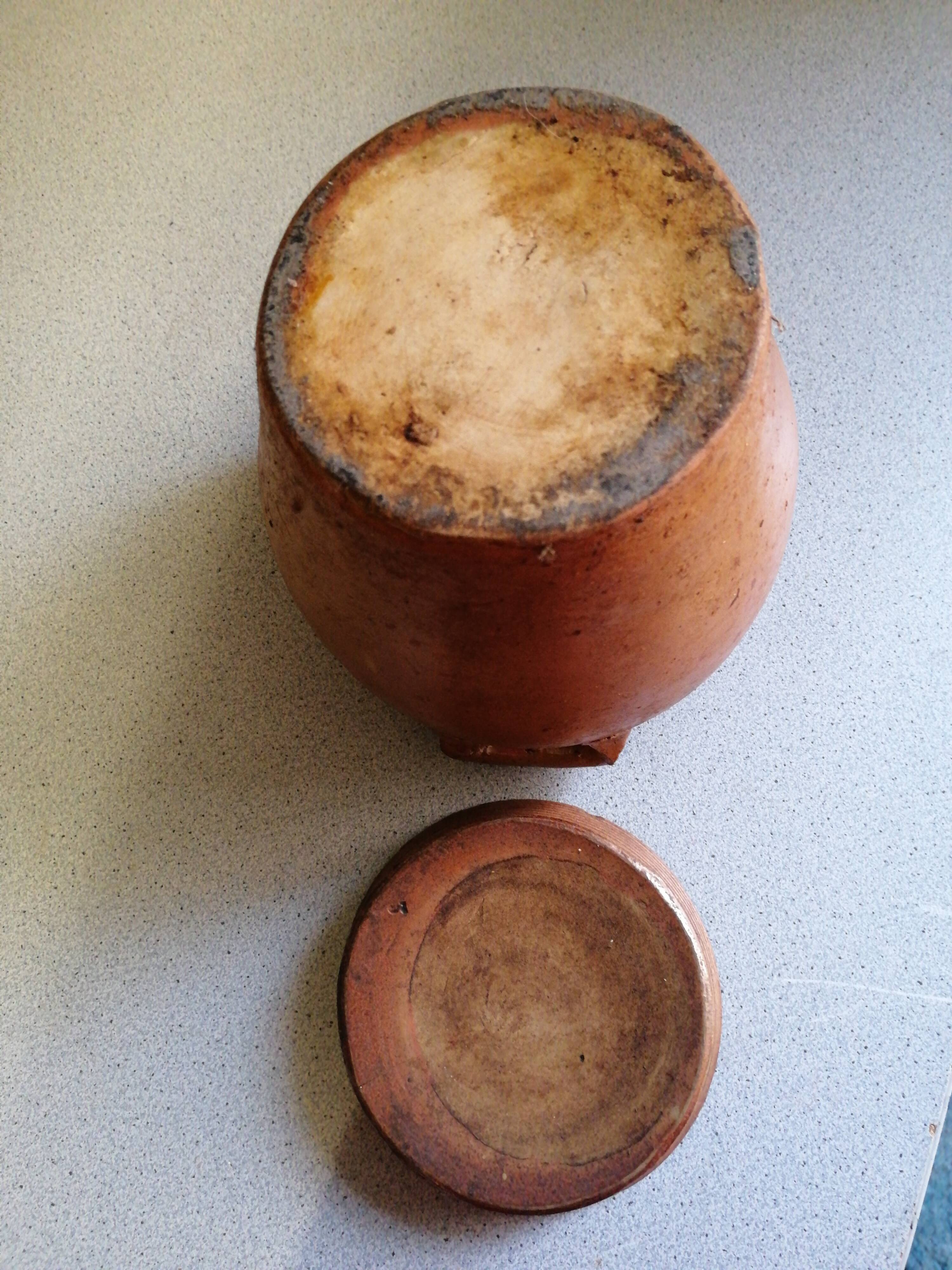 Terracotta pot with lid