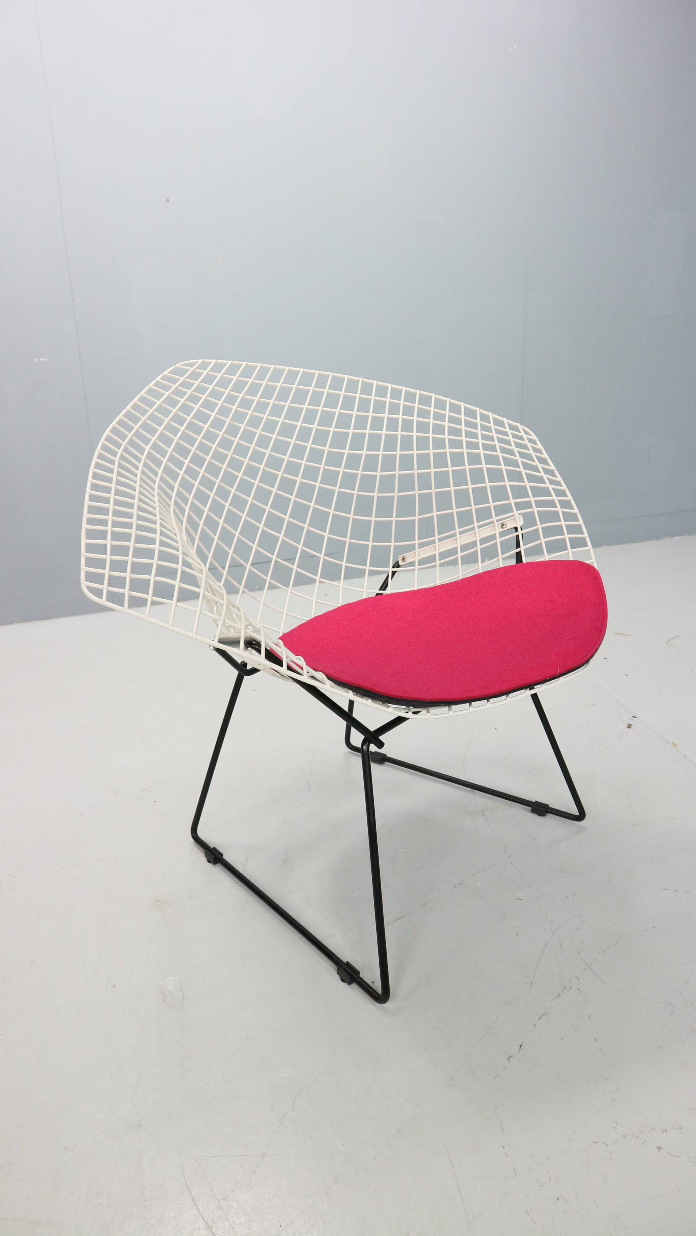 Diamond chair by Harry Bertoia in white & black metal and new seating 1960s