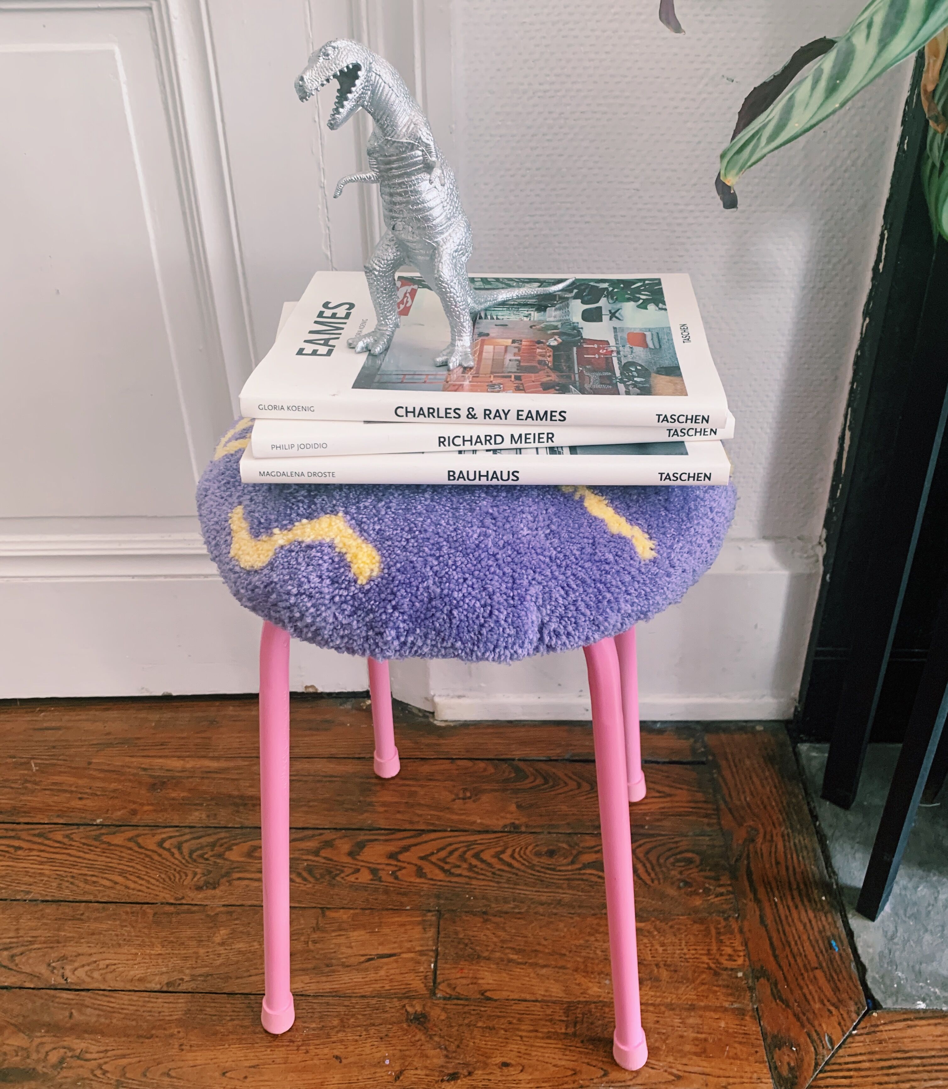 Tabouret tufté violet