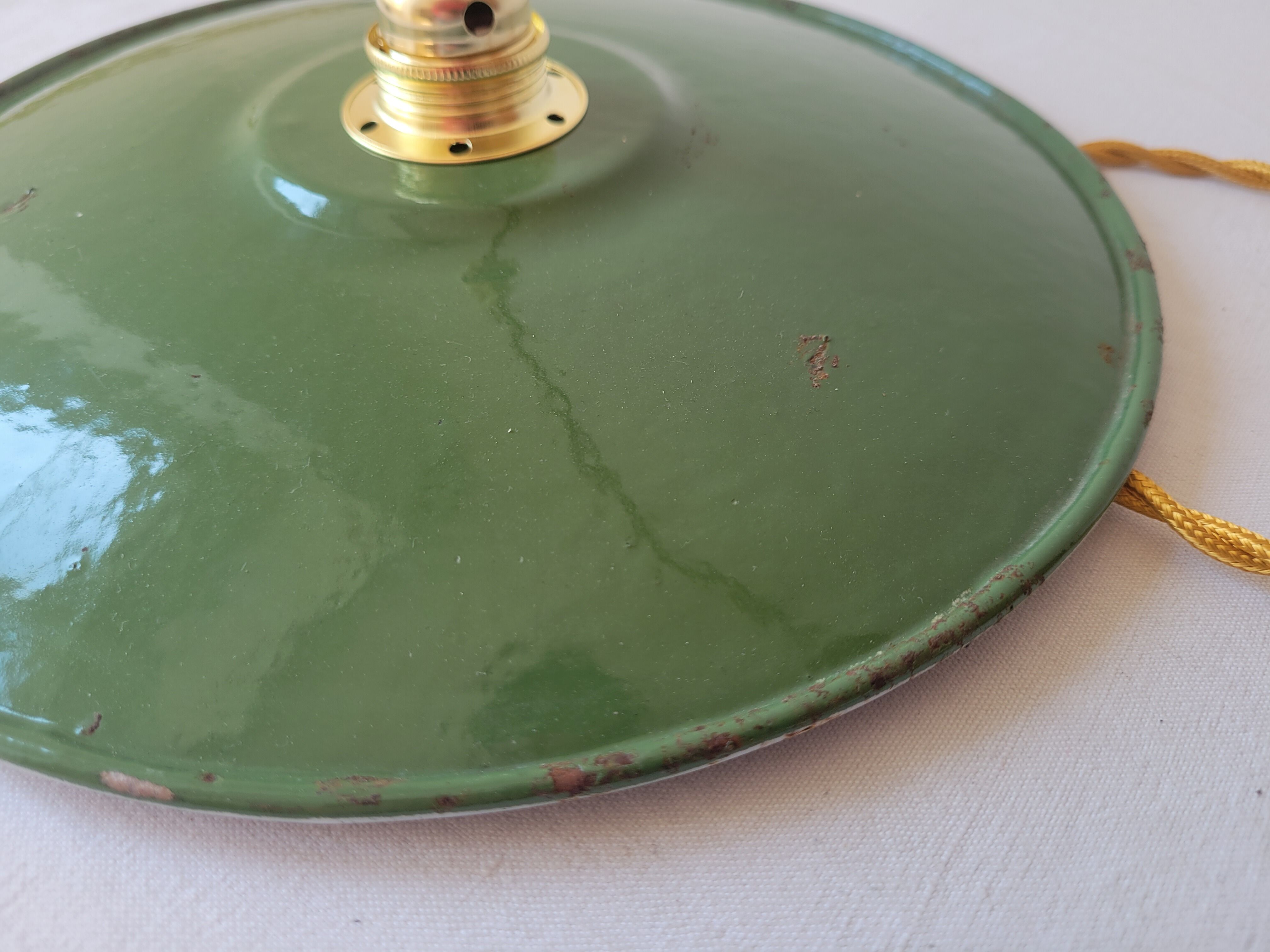 Enamelled sheet metal suspension