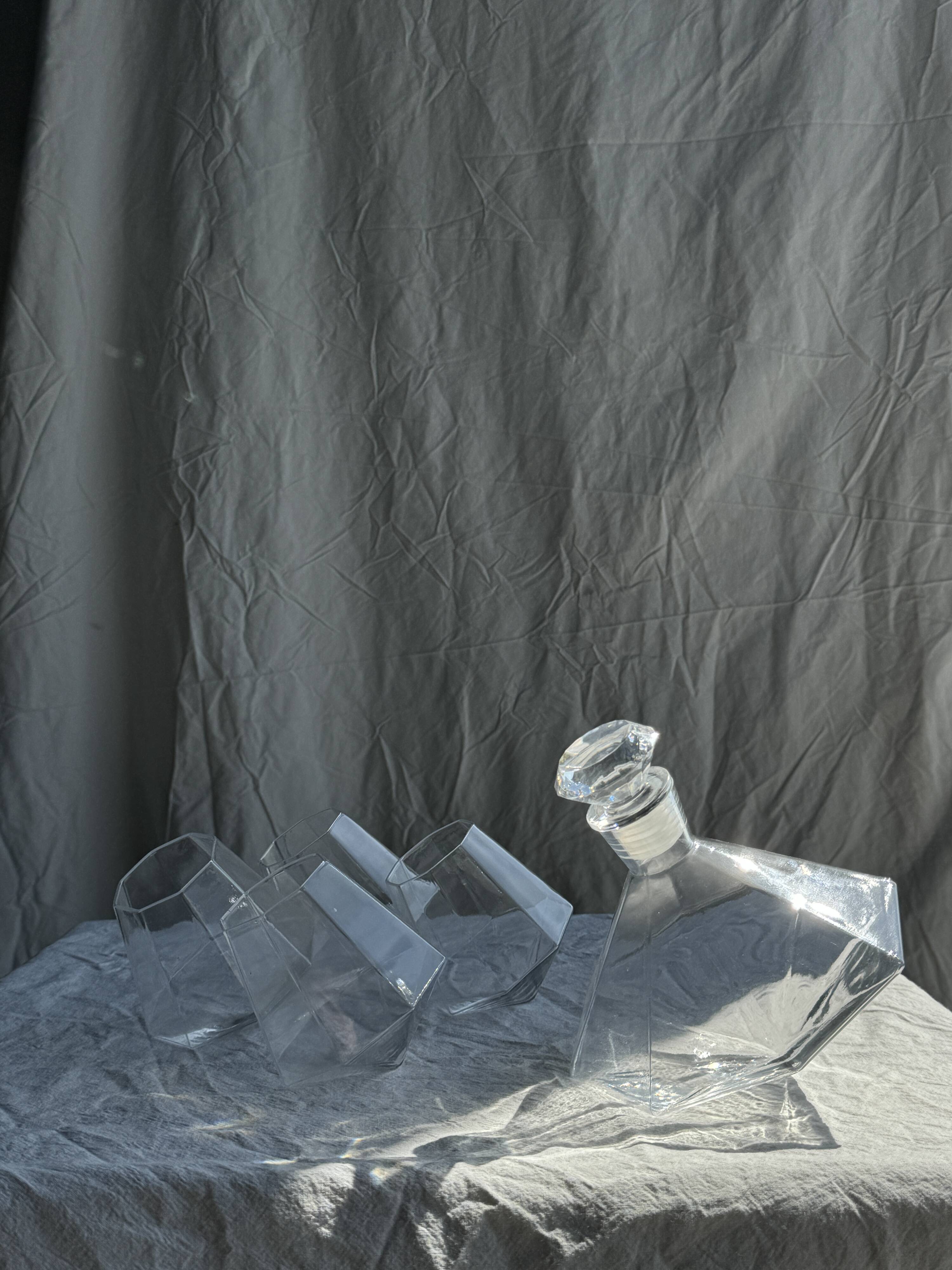 Small geometric carafe with diamond-shaped stopper and its 4 glasses
