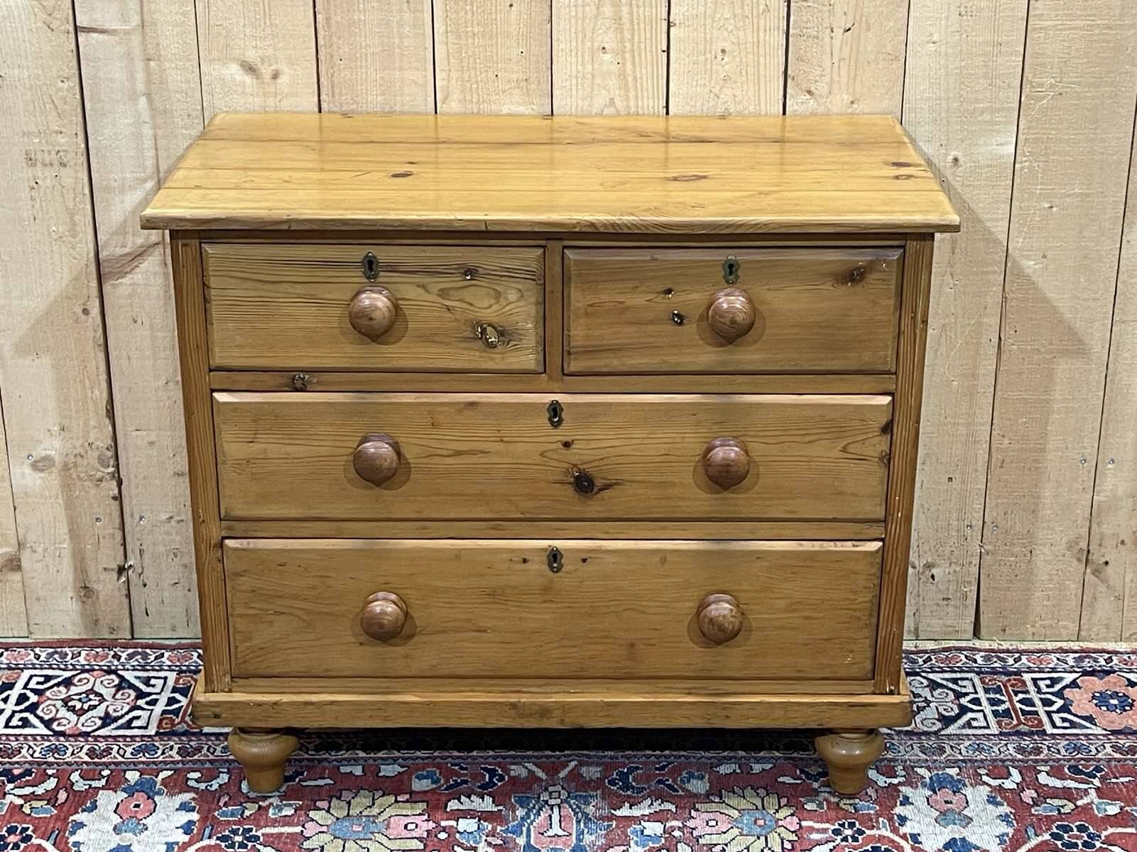 English chest of drawers from the end of the 19th century in fir