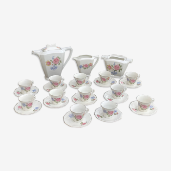 Service a café en porcelaine blanche motif fleurs roses et bleues, compose de 27 pieces, estampille,