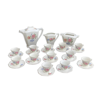 Service a café en porcelaine blanche motif fleurs roses et bleues, compose de 27 pieces, estampille,